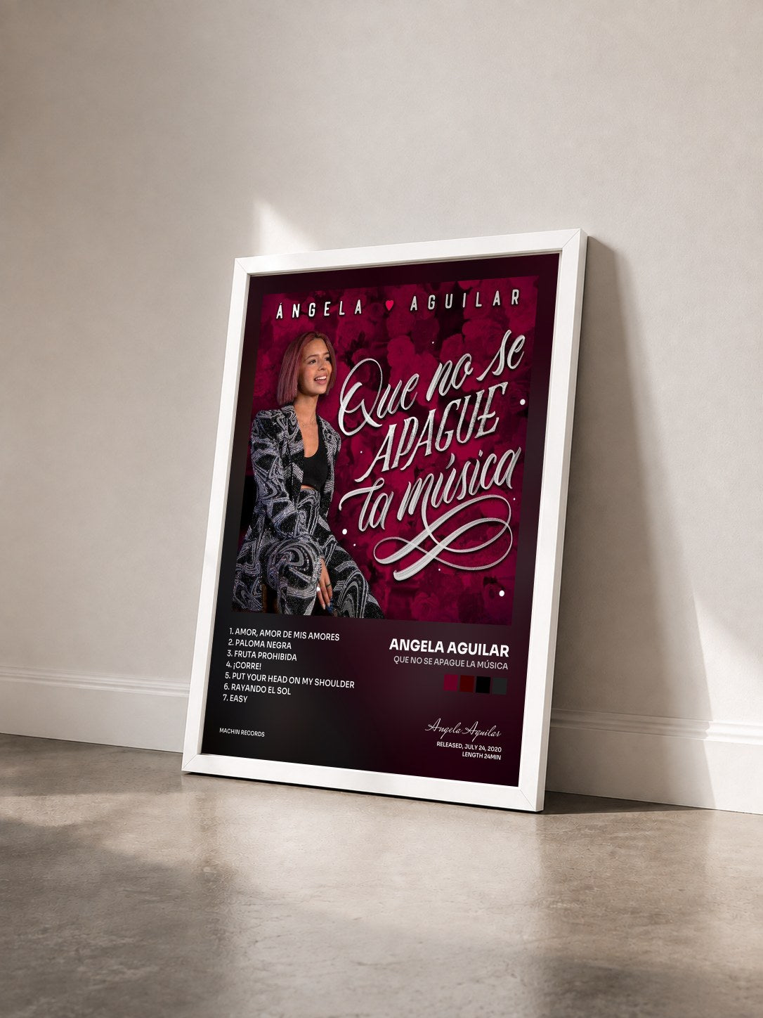 #blanc Tableau de l'album Que No Se Apague La Música de Angela Aguilar vu de trois quarts, cadre blanc