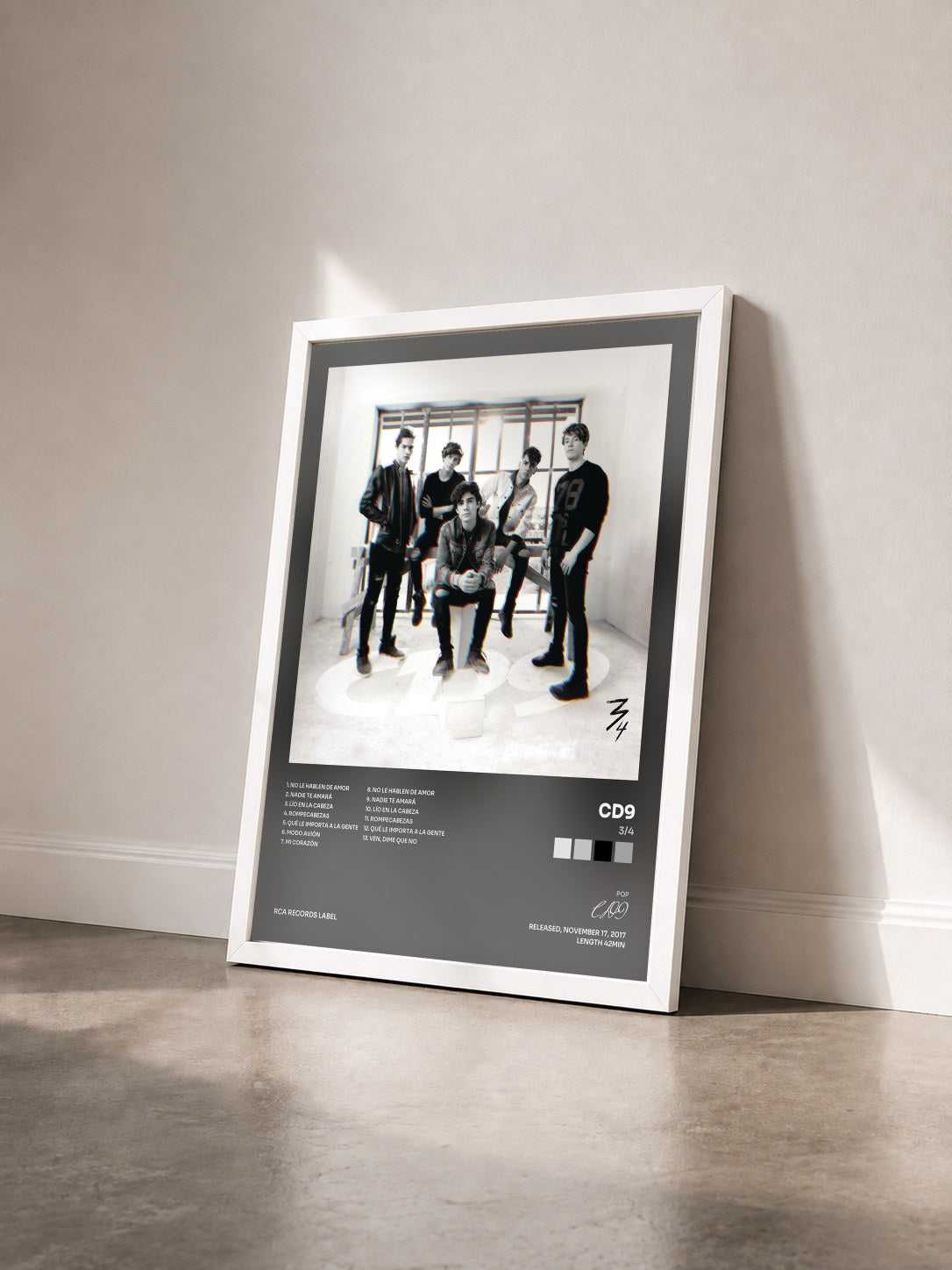 #blanc Tableau de l'album 3/4 de CD9 vu de trois quarts, cadre blanc