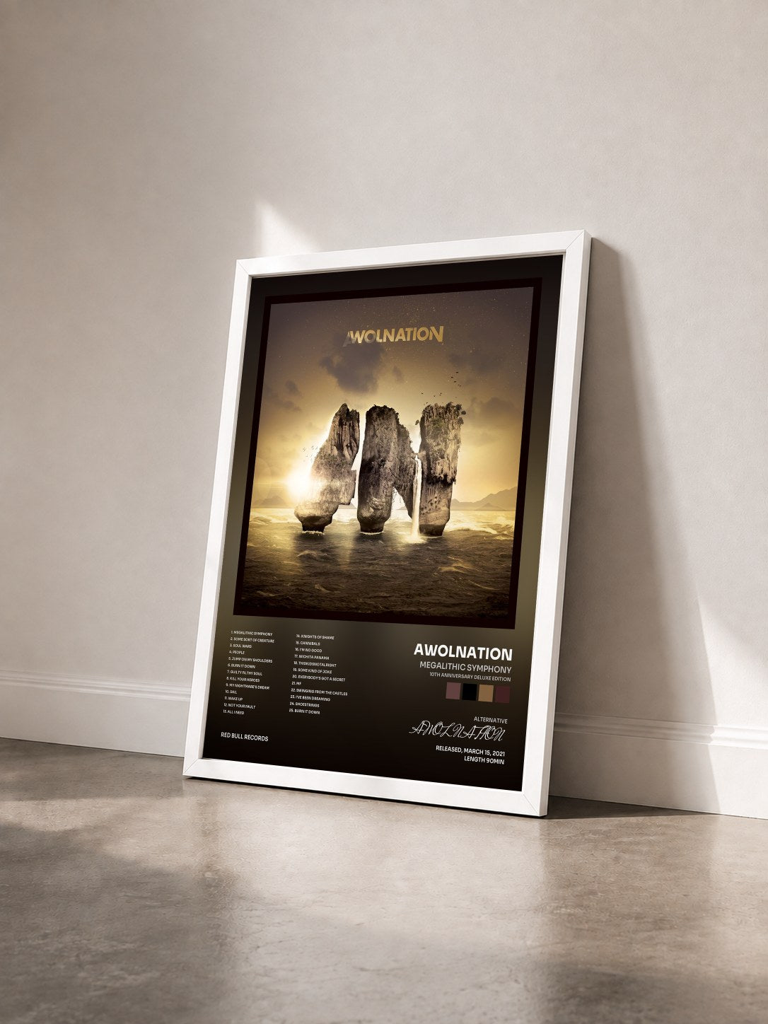 #blanc Tableau de l'album Megalithic Symphony (10th Anniversary Deluxe Edition) de AWOLNATION vu de trois quarts, cadre blanc