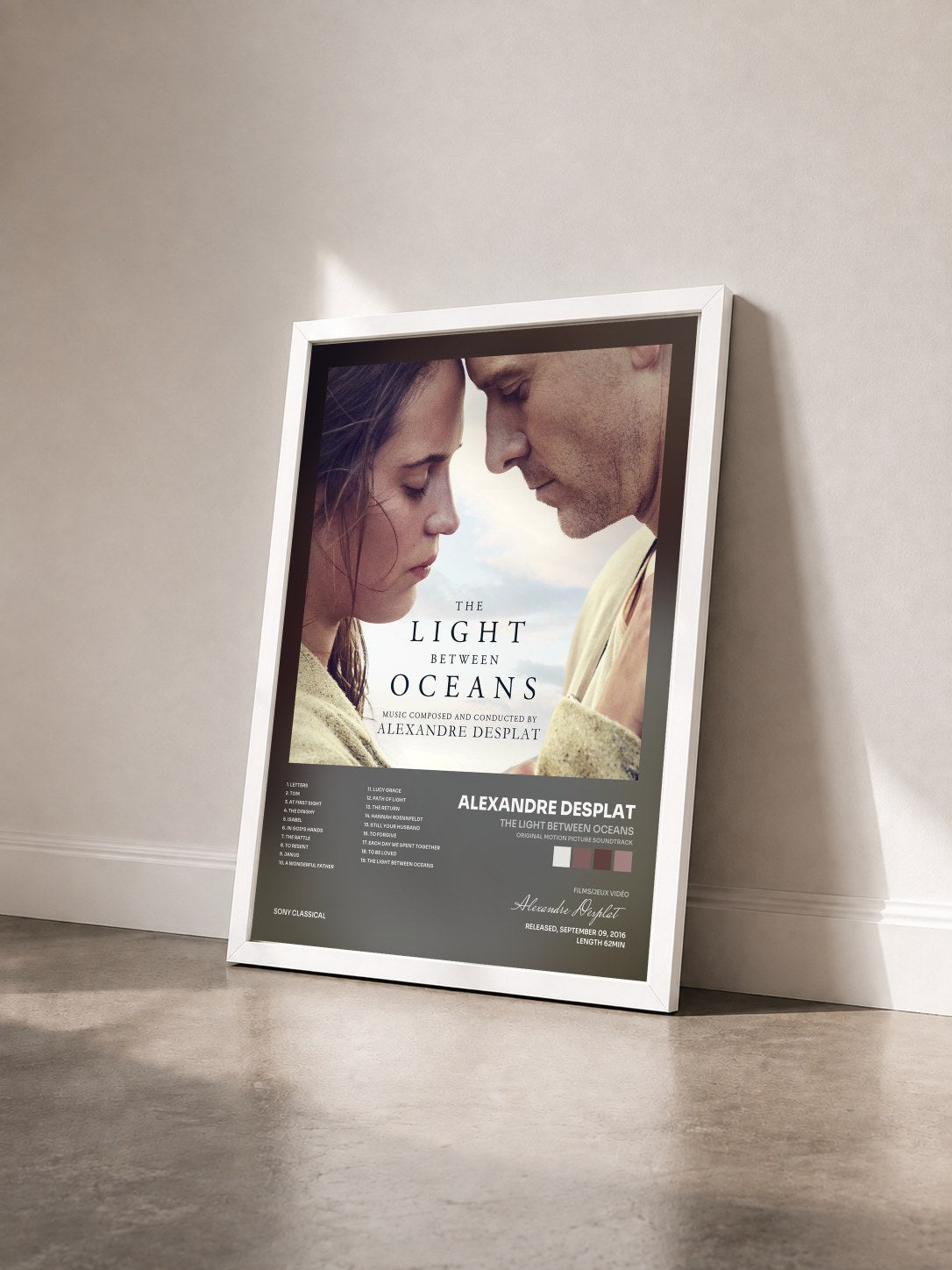 #blanc Tableau de l'album The Light Between Oceans (Original Motion Picture Soundtrack) de Alexandre Desplat vu de trois quarts, cadre blanc