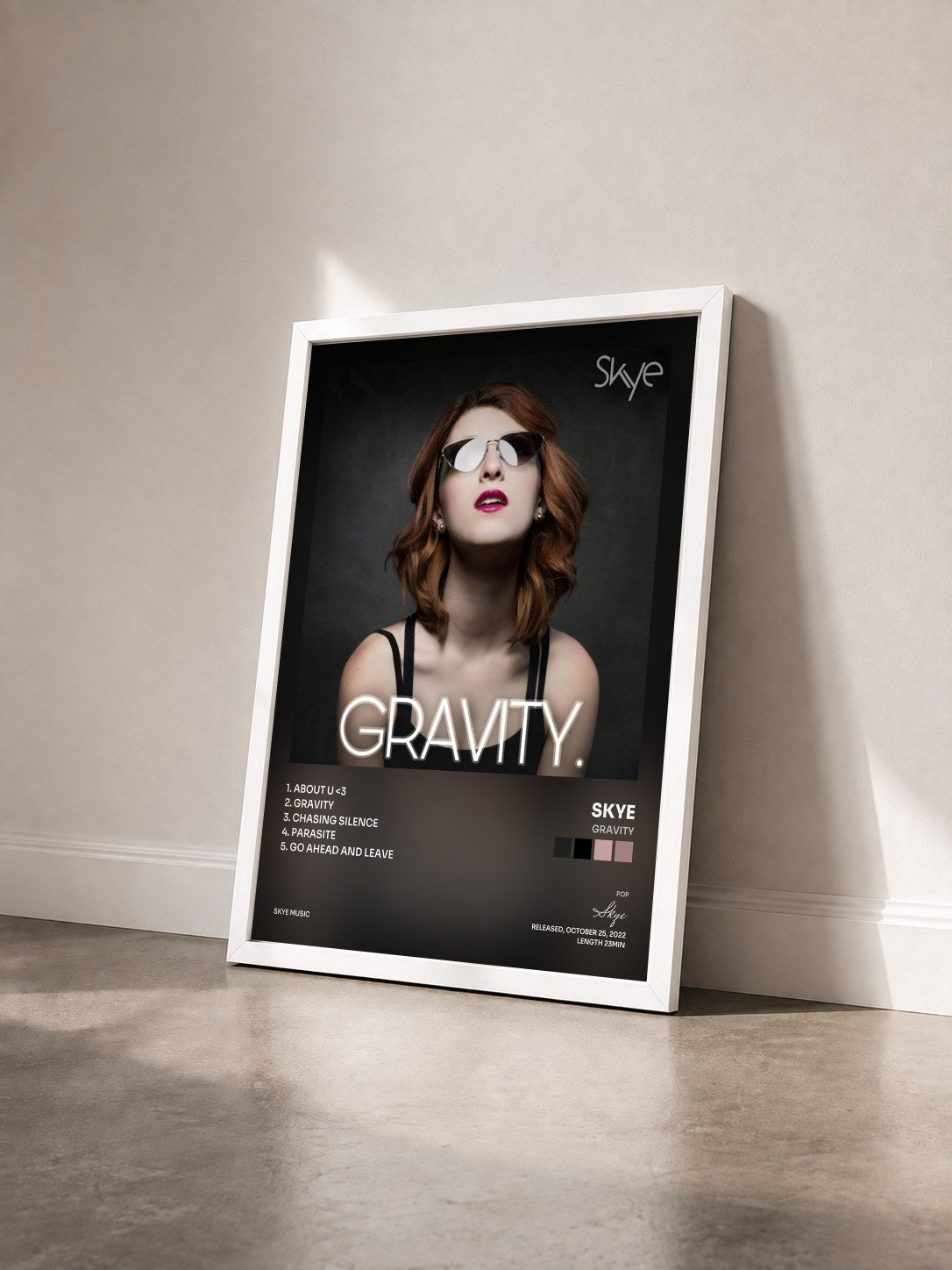 #blanc Tableau de l'album Gravity de Skye vu de trois quarts, cadre blanc