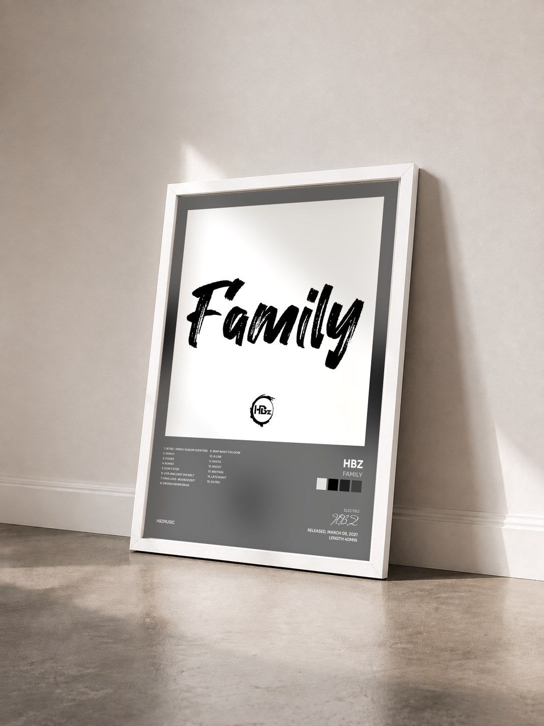 #blanc Tableau de l'album Family de HBZ vu de trois quarts, cadre blanc