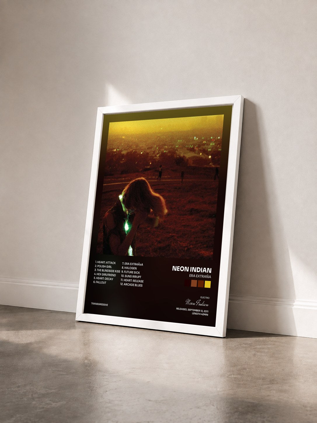 #blanc Tableau de l'album Era Extraña de Neon Indian vu de trois quarts, cadre blanc