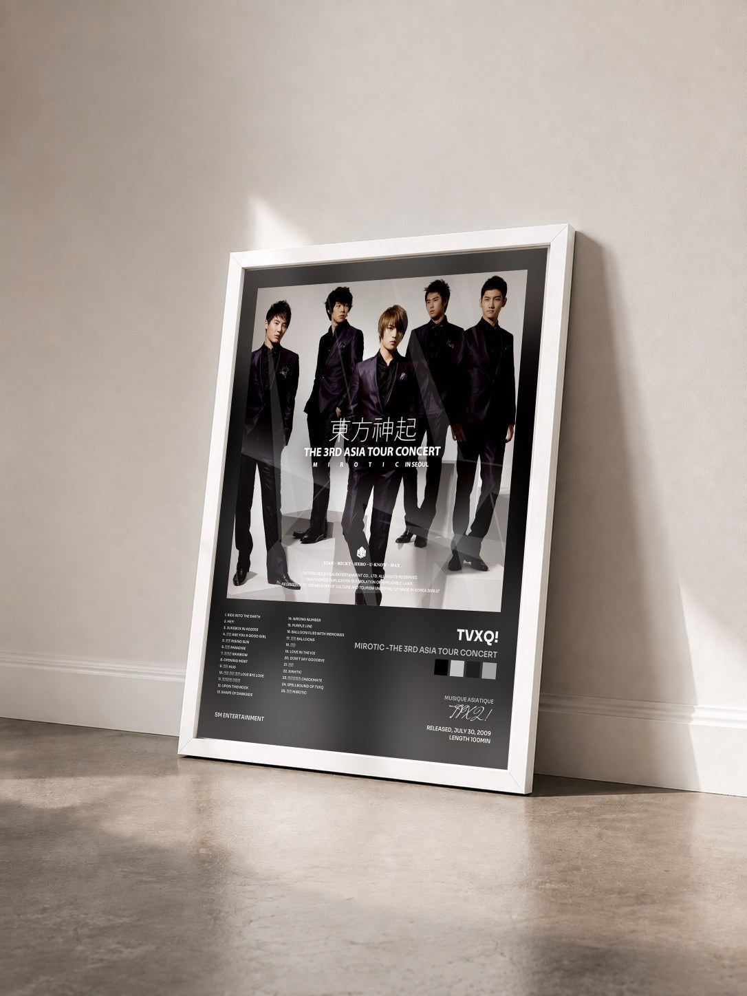 #blanc Tableau de l'album MIROTIC -The 3rd Asia Tour Concert de TVXQ! vu de trois quarts, cadre blanc