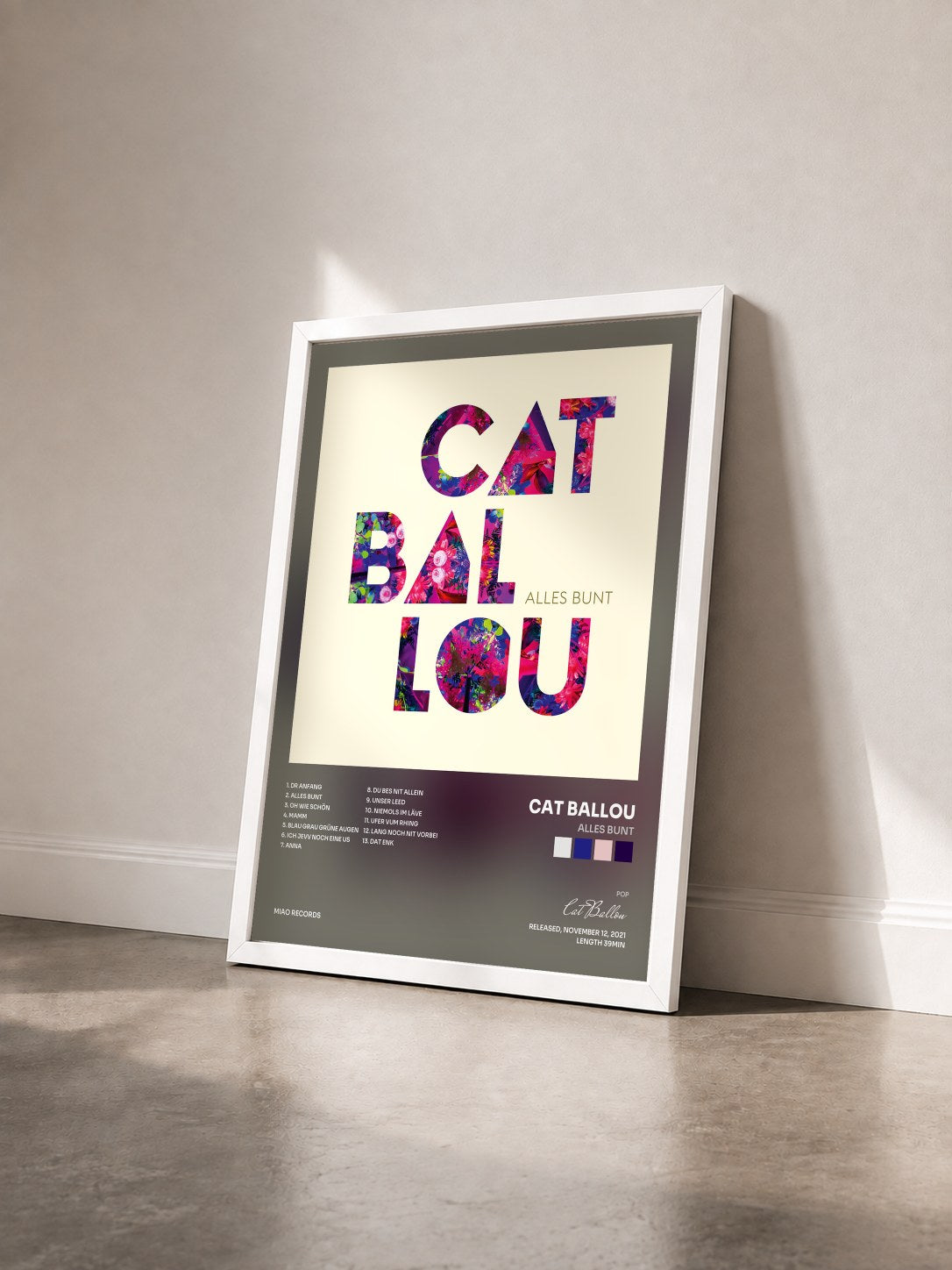 #blanc Tableau de l'album Alles bunt de Cat Ballou vu de trois quarts, cadre blanc