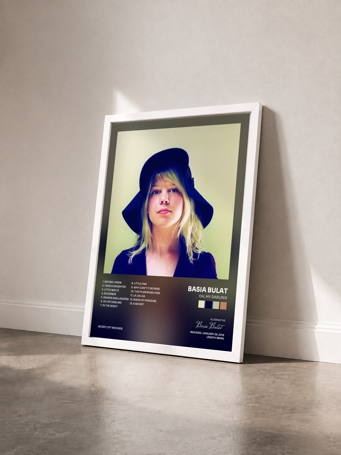 #blanc Tableau de l'album Oh, My Darling de Basia Bulat vu de trois quarts, cadre blanc