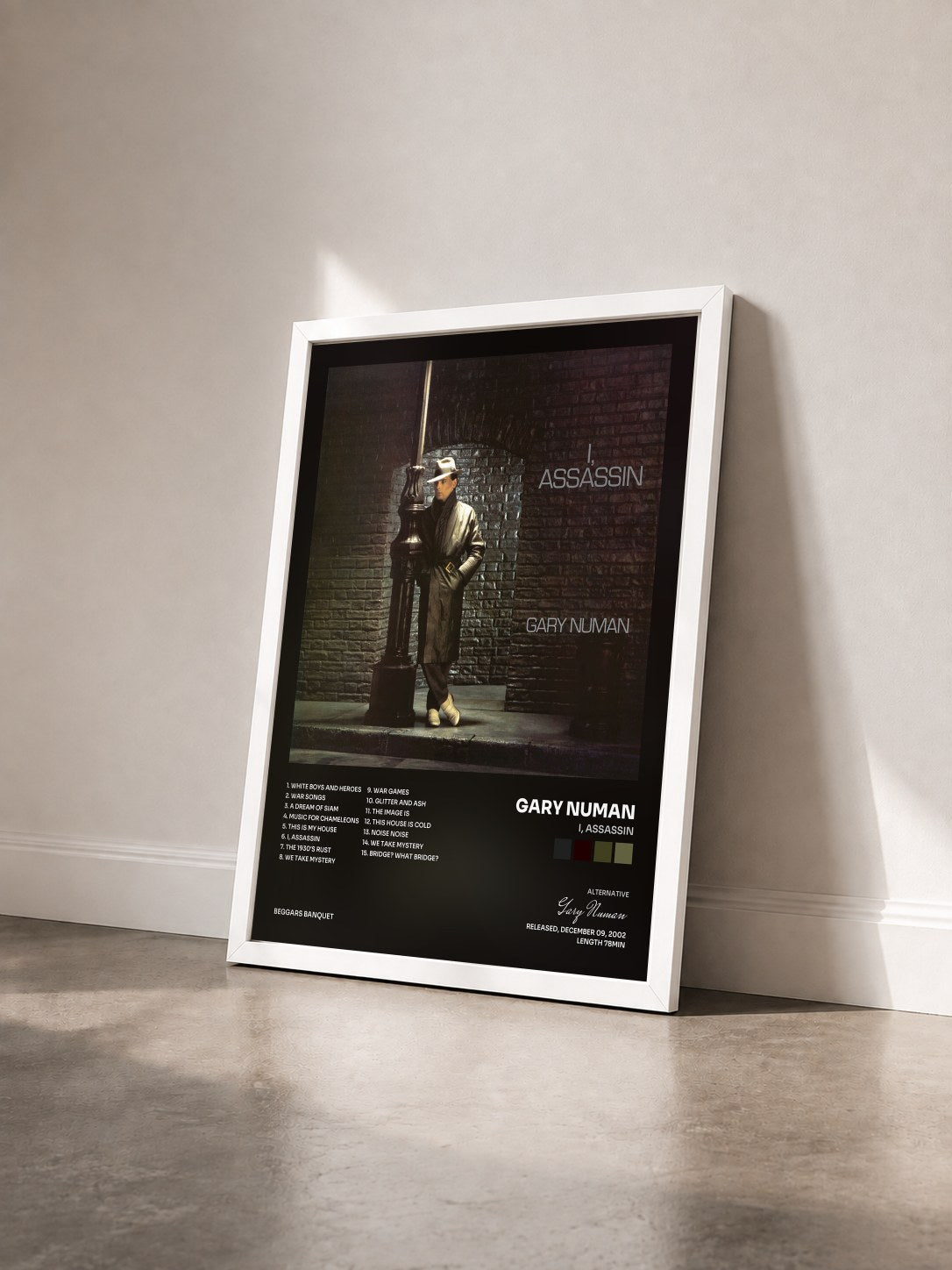 #blanc Tableau de l'album I, Assassin de Gary Numan vu de trois quarts, cadre blanc