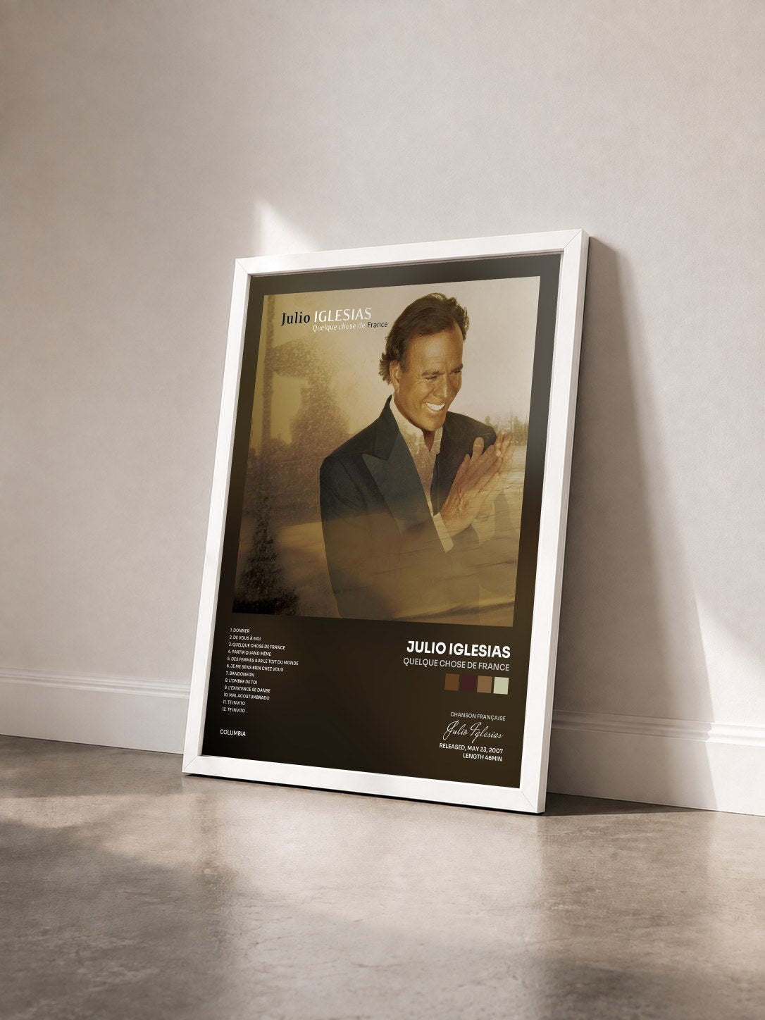 #blanc Tableau de l'album Quelque chose de France de Julio Iglesias vu de trois quarts, cadre blanc