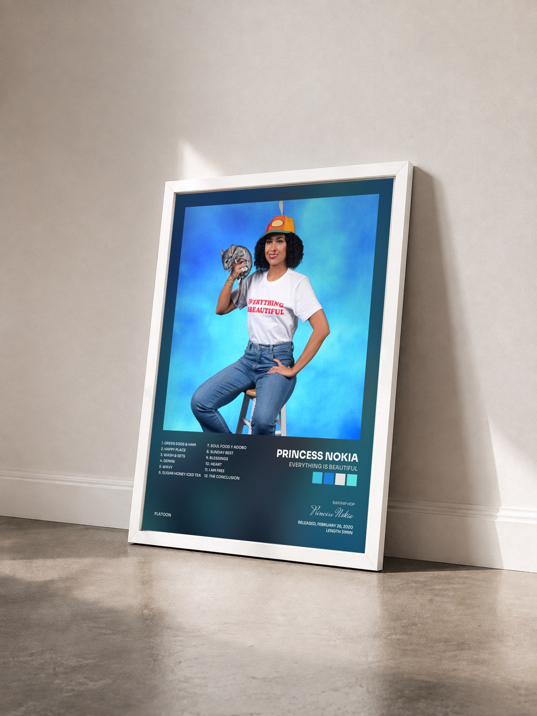#blanc Tableau de l'album Everything is Beautiful de Princess Nokia vu de trois quarts, cadre blanc