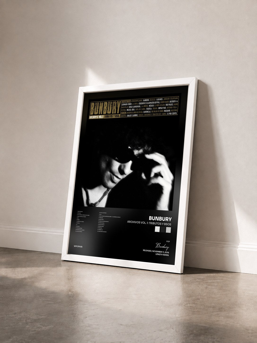 #blanc Tableau de l'album Archivos Vol. 1: Tributos y BSOs de Bunbury vu de trois quarts, cadre blanc