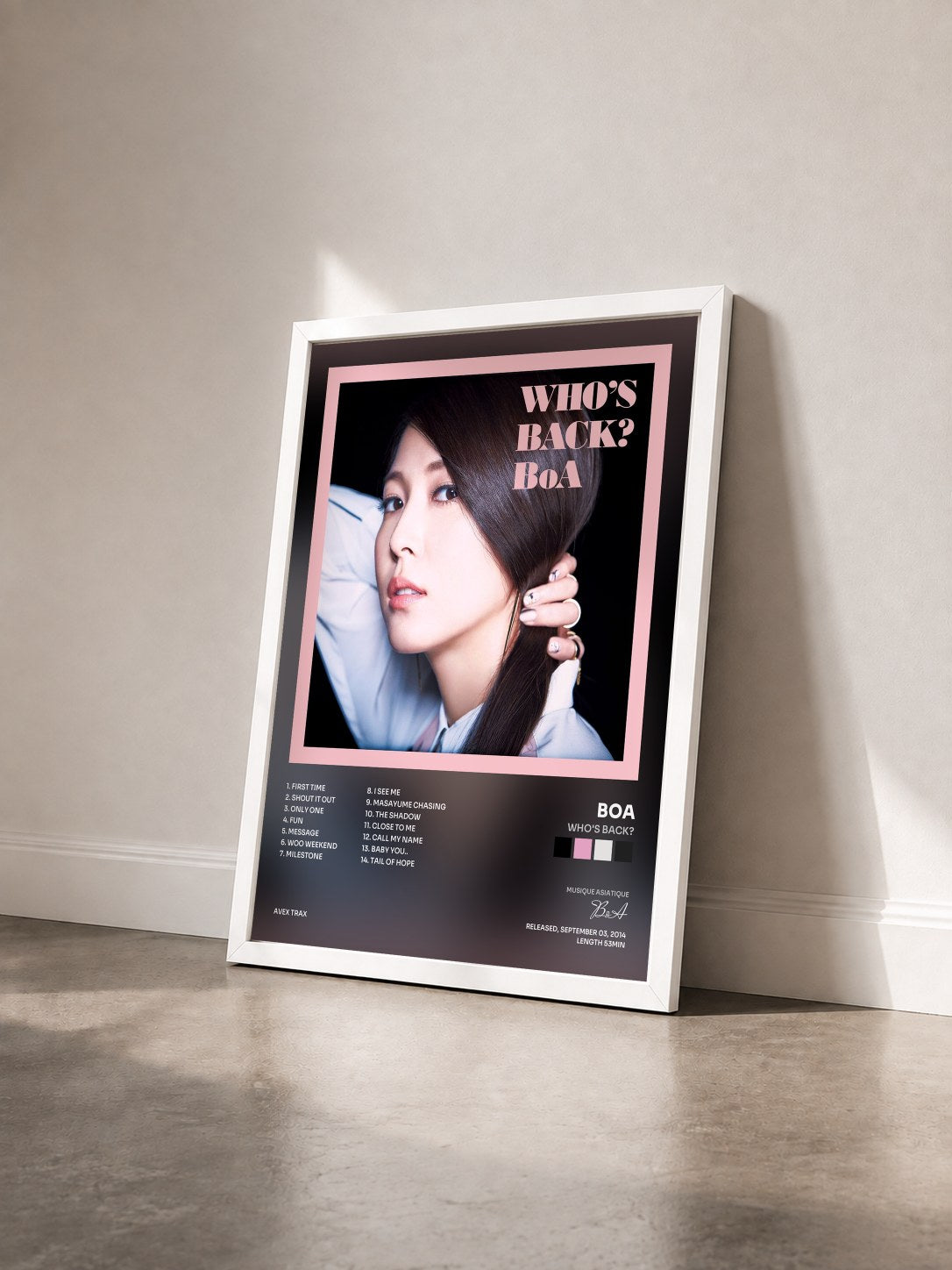 #blanc Tableau de l'album WHO'S BACK? de BoA vu de trois quarts, cadre blanc