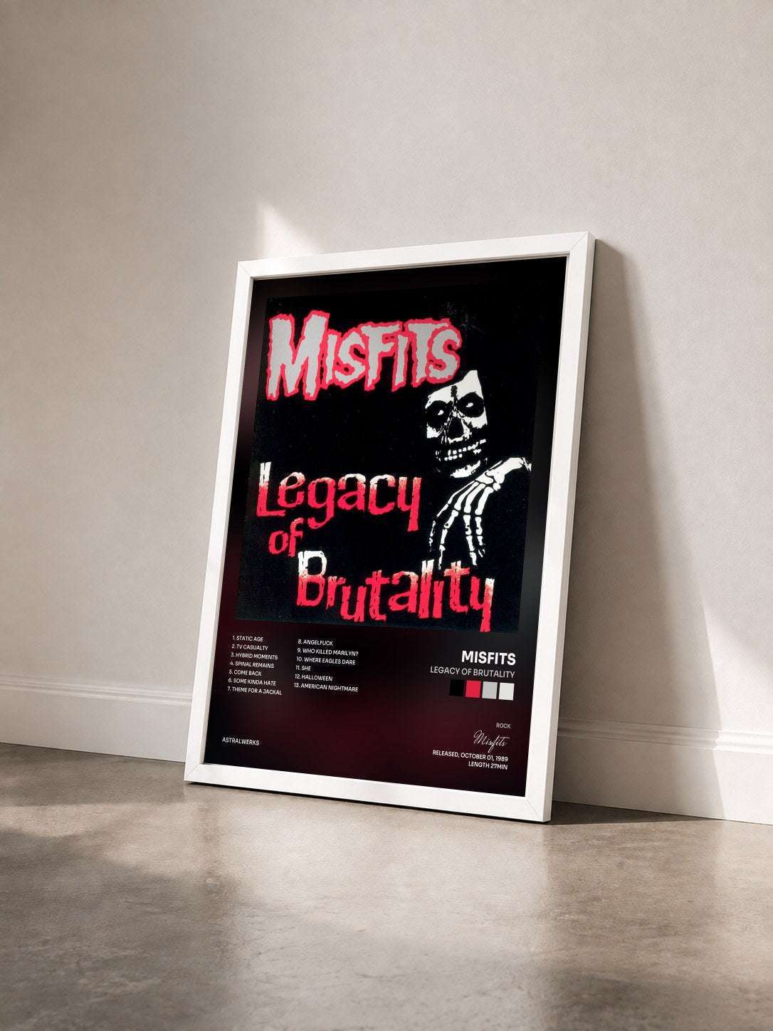 #blanc Tableau de l'album Legacy Of Brutality de Misfits vu de trois quarts, cadre blanc