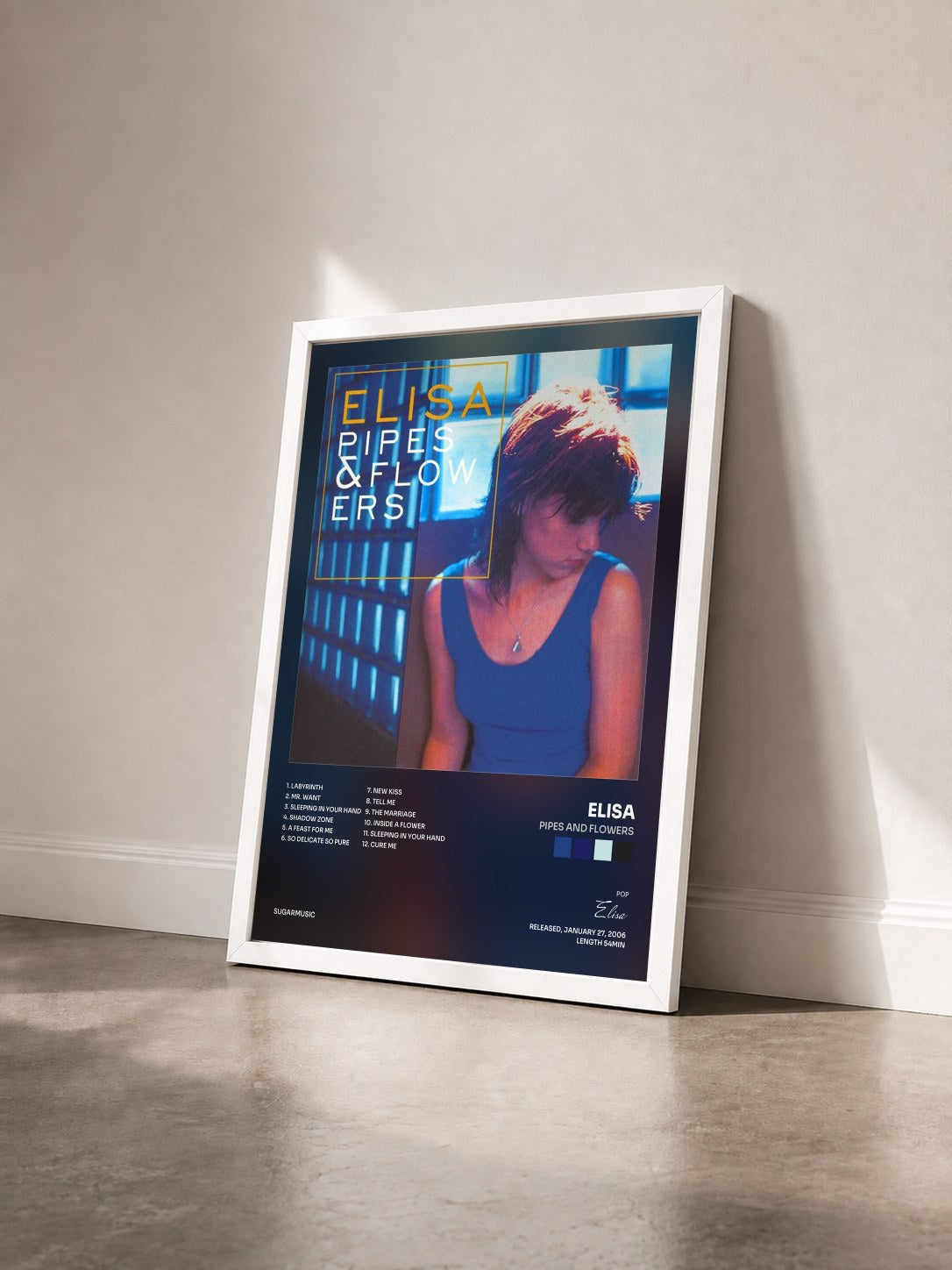 #blanc Tableau de l'album Pipes and Flowers de Elisa vu de trois quarts, cadre blanc