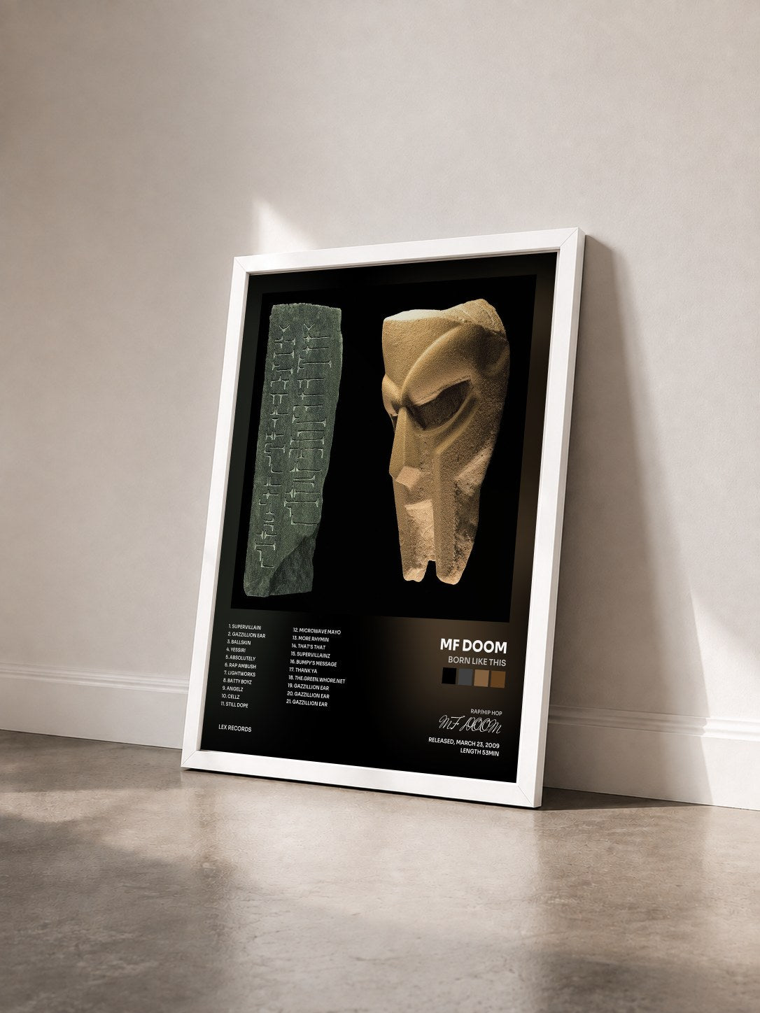 #blanc Tableau de l'album BORN LIKE THIS de MF DOOM vu de trois quarts, cadre blanc