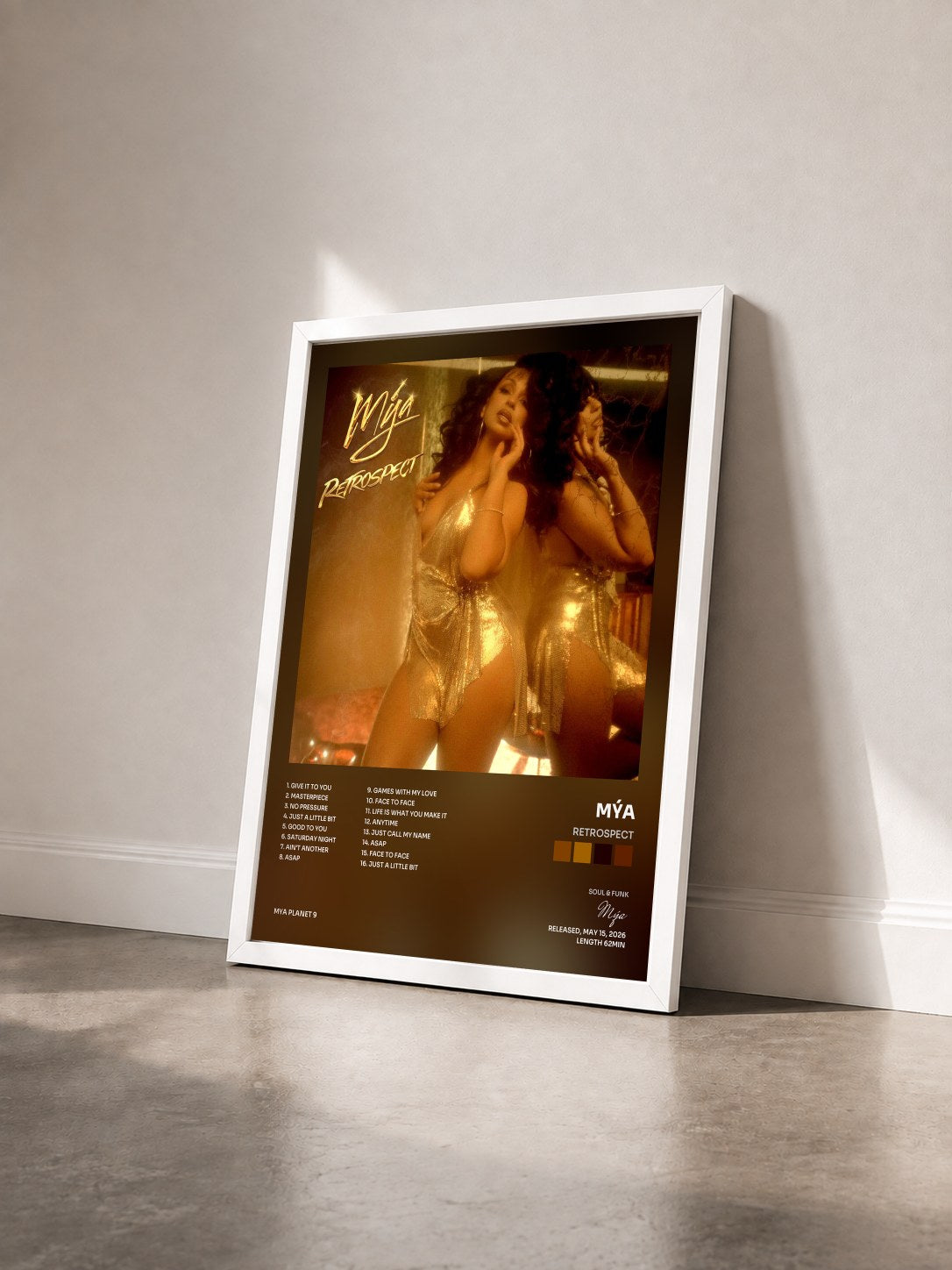 #blanc Tableau de l'album Retrospect de Mýa vu de trois quarts, cadre blanc