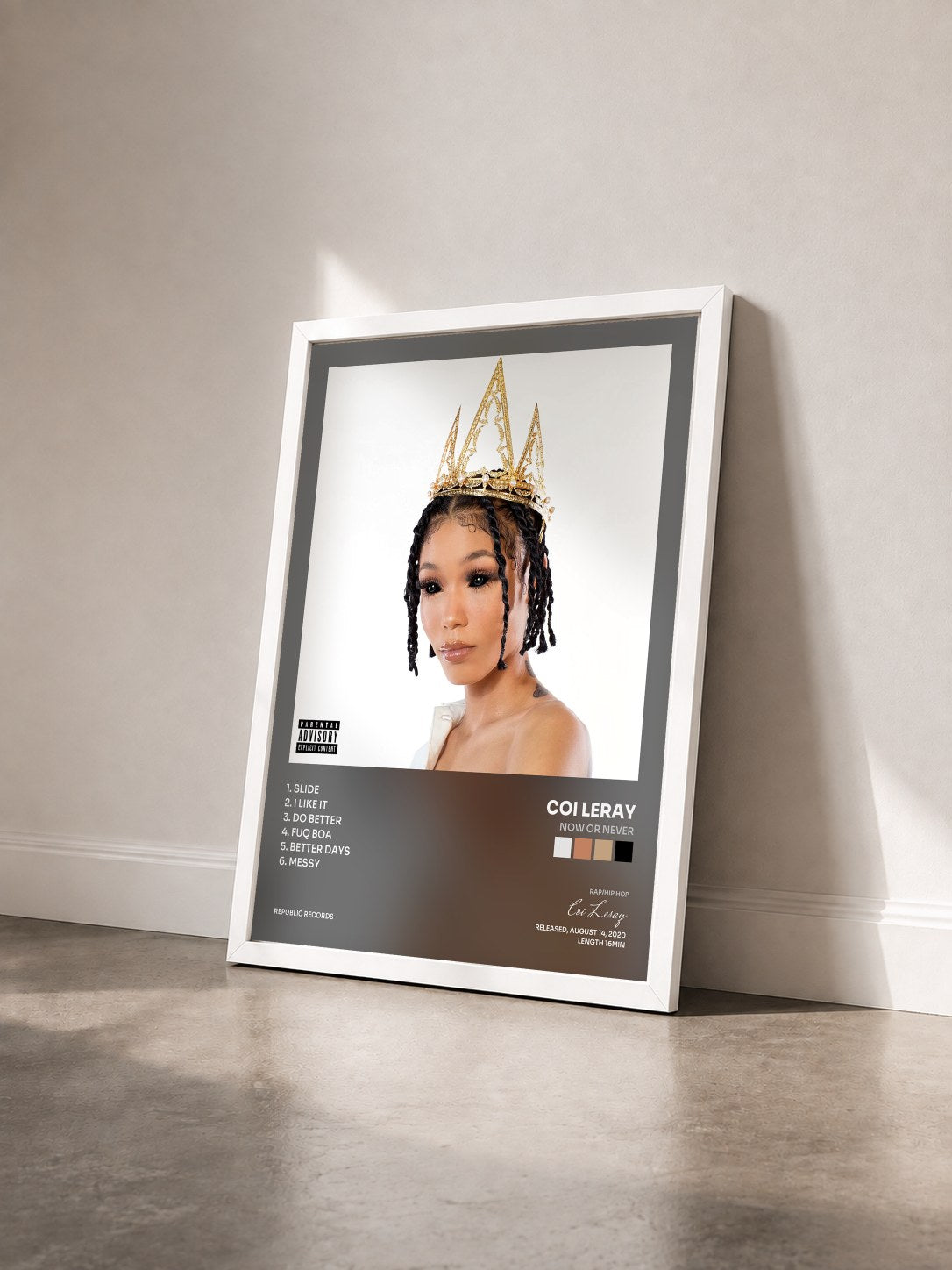 #blanc Tableau de l'album Now or Never de Coi Leray vu de trois quarts, cadre blanc