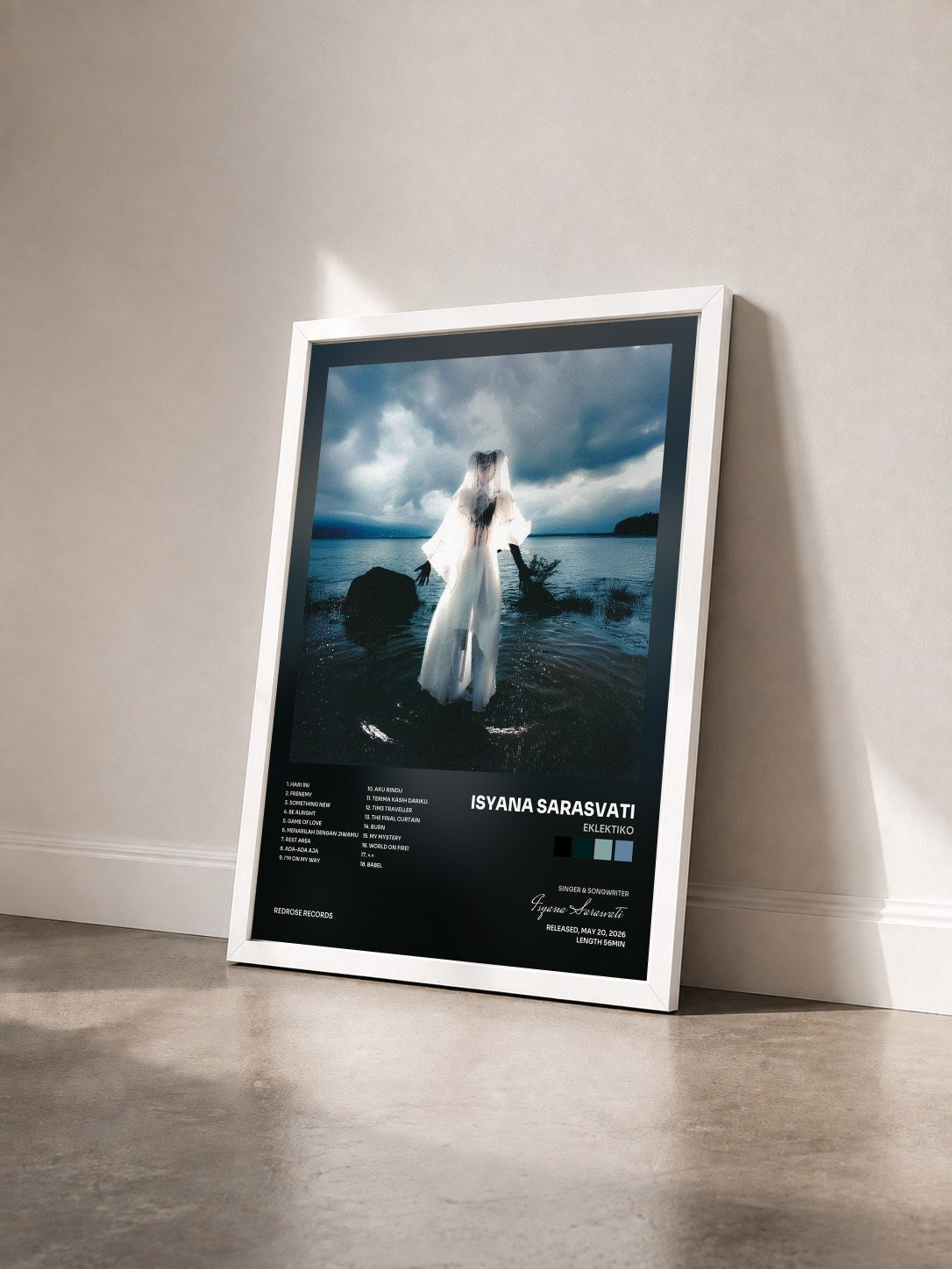 #blanc Tableau de l'album EKLEKTIKO de Isyana Sarasvati vu de trois quarts, cadre blanc