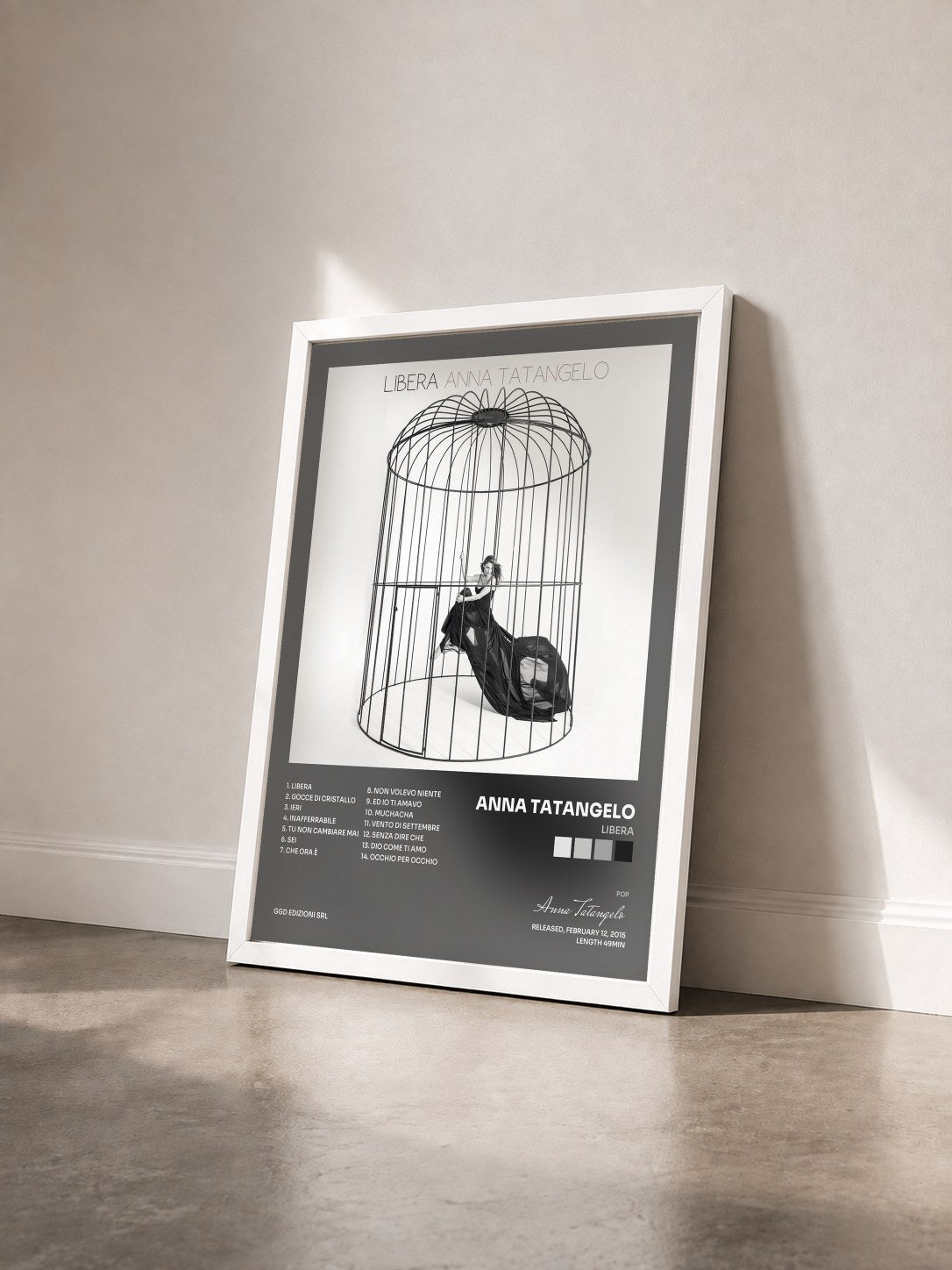 #blanc Tableau de l'album Libera de Anna Tatangelo vu de trois quarts, cadre blanc