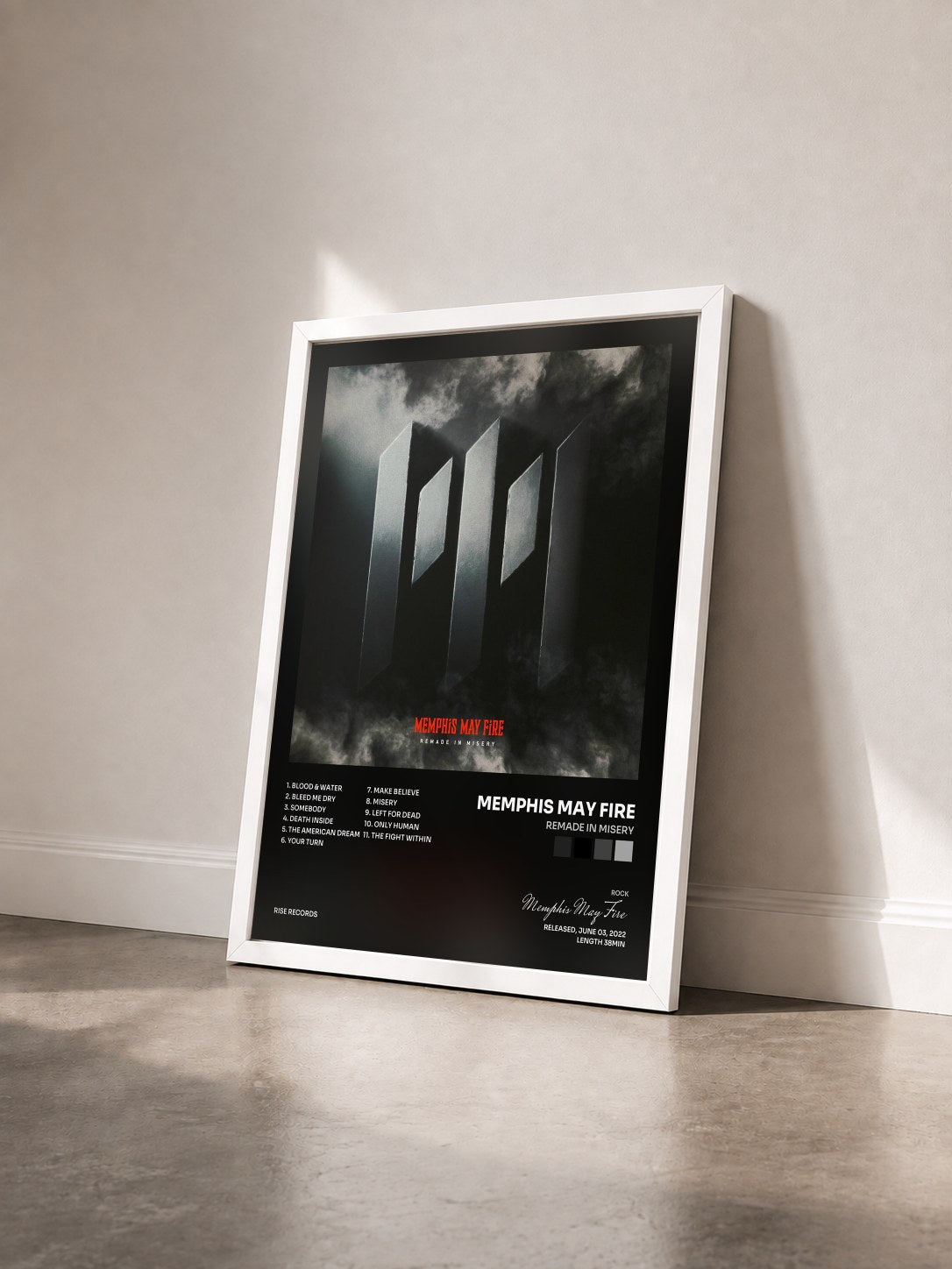 #blanc Tableau de l'album Remade In Misery de Memphis May Fire vu de trois quarts, cadre blanc