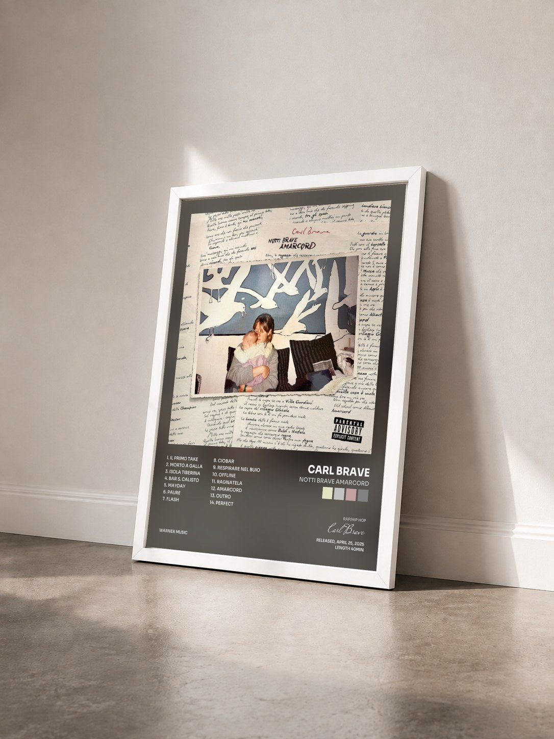 #blanc Tableau de l'album NOTTI BRAVE AMARCORD de Carl Brave vu de trois quarts, cadre blanc