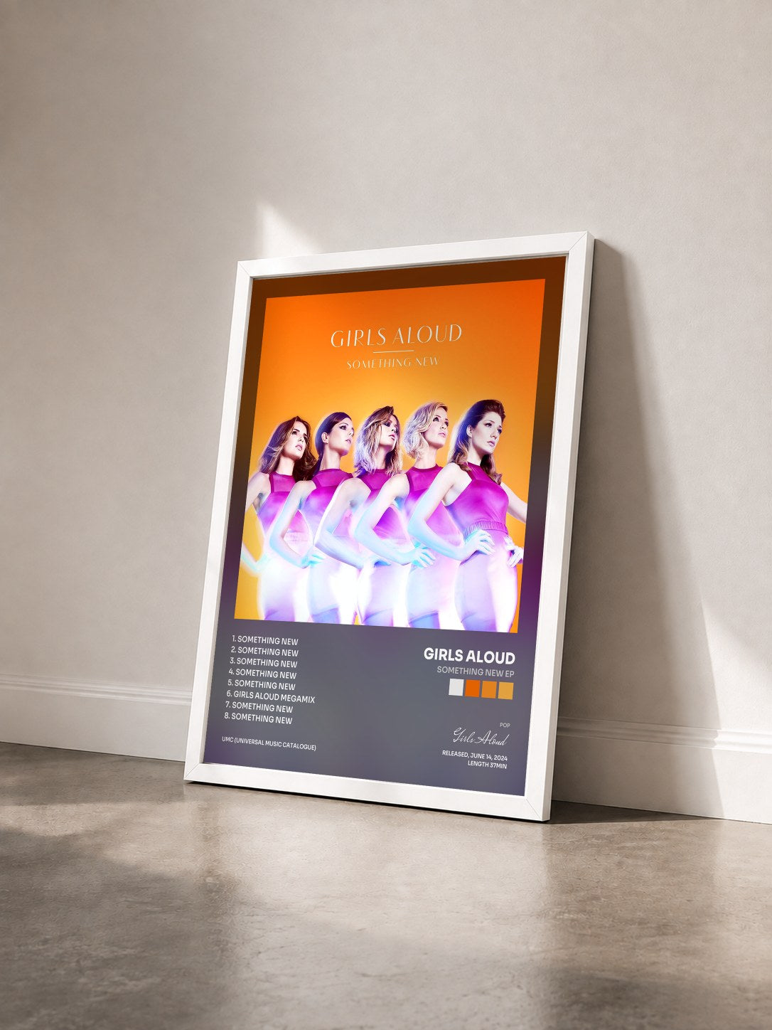 #blanc Tableau de l'album Something New EP de Girls Aloud vu de trois quarts, cadre blanc
