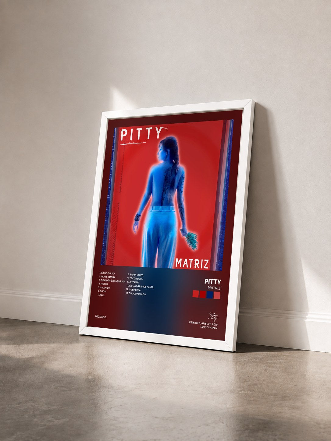 #blanc Tableau de l'album Matriz de Pitty vu de trois quarts, cadre blanc
