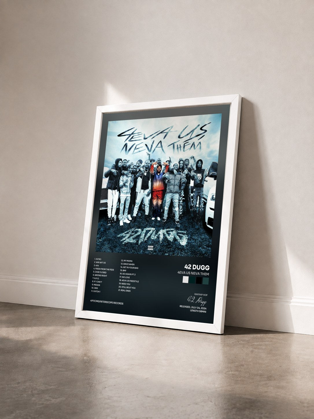 #blanc Tableau de l'album 4eva Us Neva Them de 42 Dugg vu de trois quarts, cadre blanc