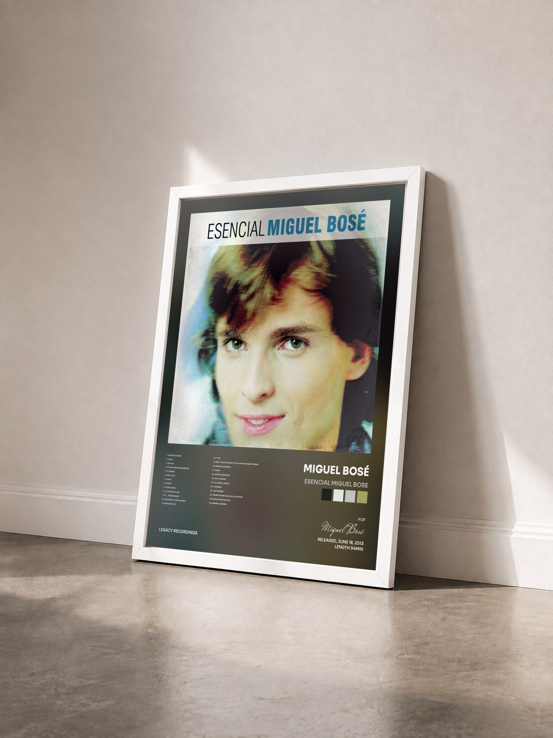 #blanc Tableau de l'album Esencial Miguel Bose de Miguel Bosé vu de trois quarts, cadre blanc
