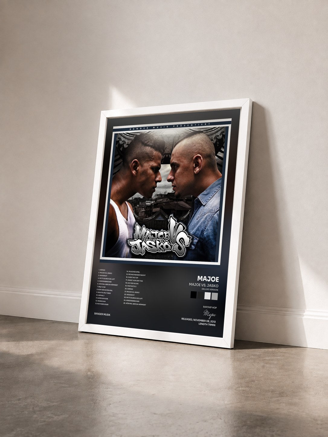 #blanc Tableau de l'album Majoe vs. Jasko (Deluxe Version) de Majoe vu de trois quarts, cadre blanc
