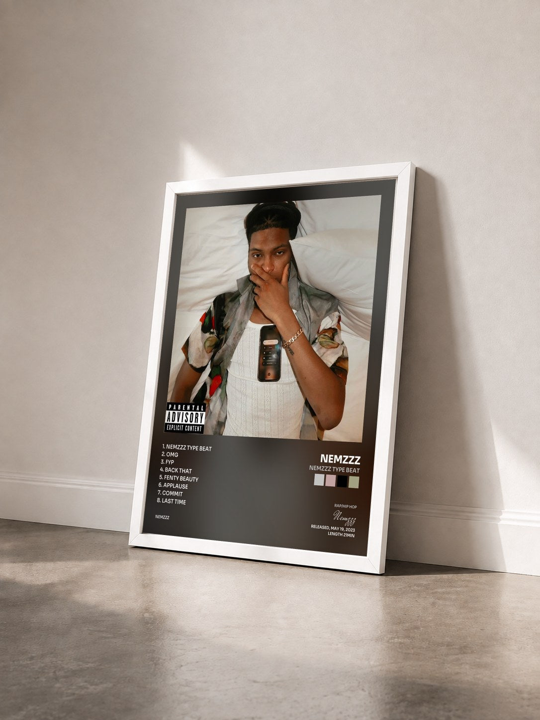 #blanc Tableau de l'album NEMZZZ TYPE BEAT de Nemzzz vu de trois quarts, cadre blanc