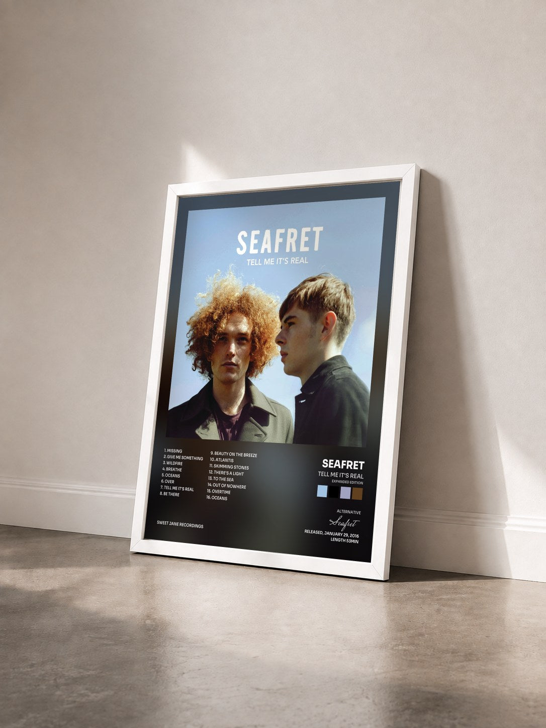 #blanc Tableau de l'album Tell Me It's Real (Expanded Edition) de Seafret vu de trois quarts, cadre blanc