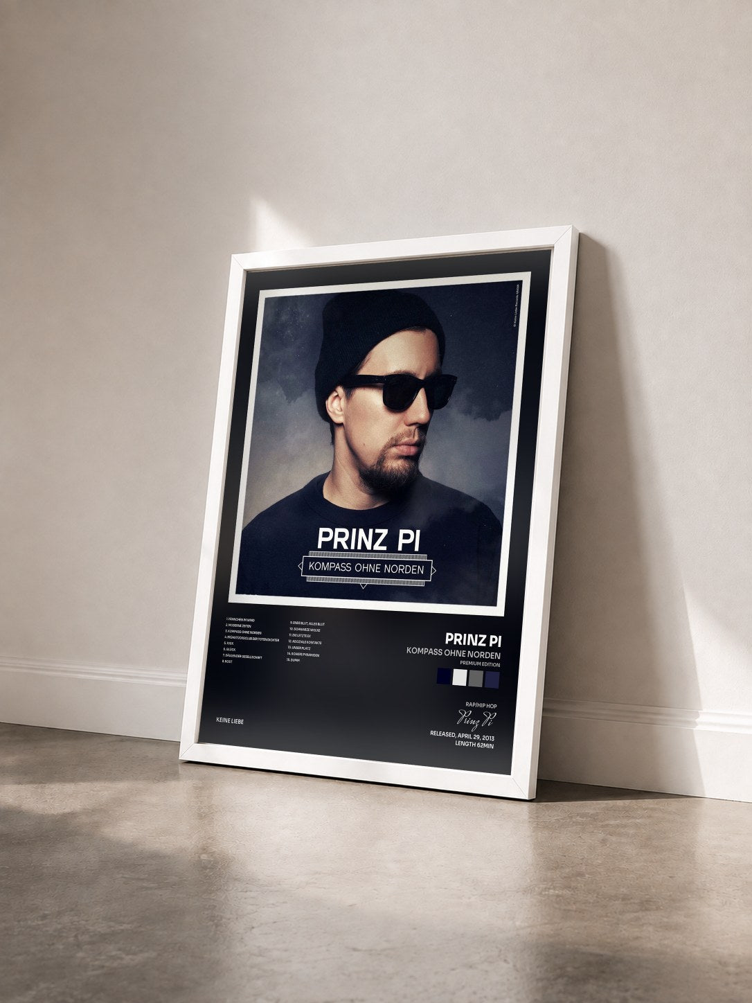 #blanc Tableau de l'album Kompass ohne Norden (Premium Edition) de Prinz Pi vu de trois quarts, cadre blanc