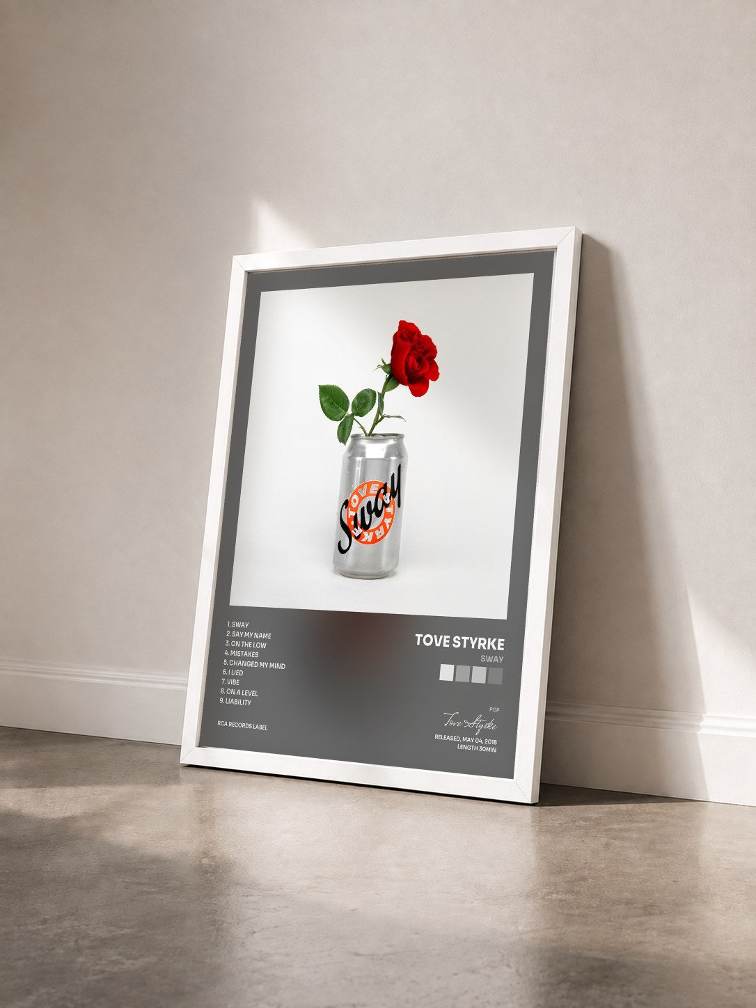 #blanc Tableau de l'album Sway de Tove Styrke vu de trois quarts, cadre blanc