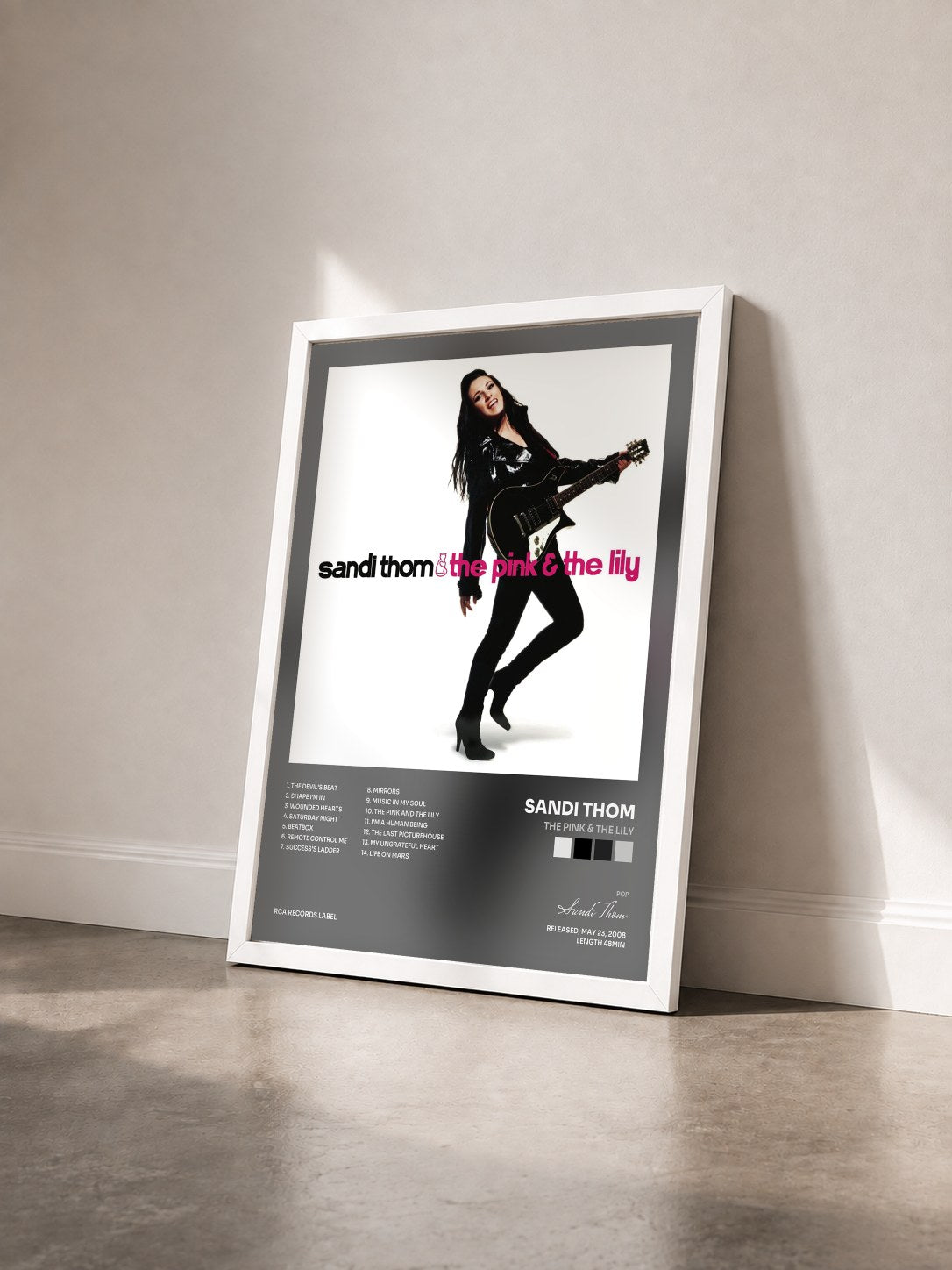 #blanc Tableau de l'album The Pink & The Lily de Sandi Thom vu de trois quarts, cadre blanc