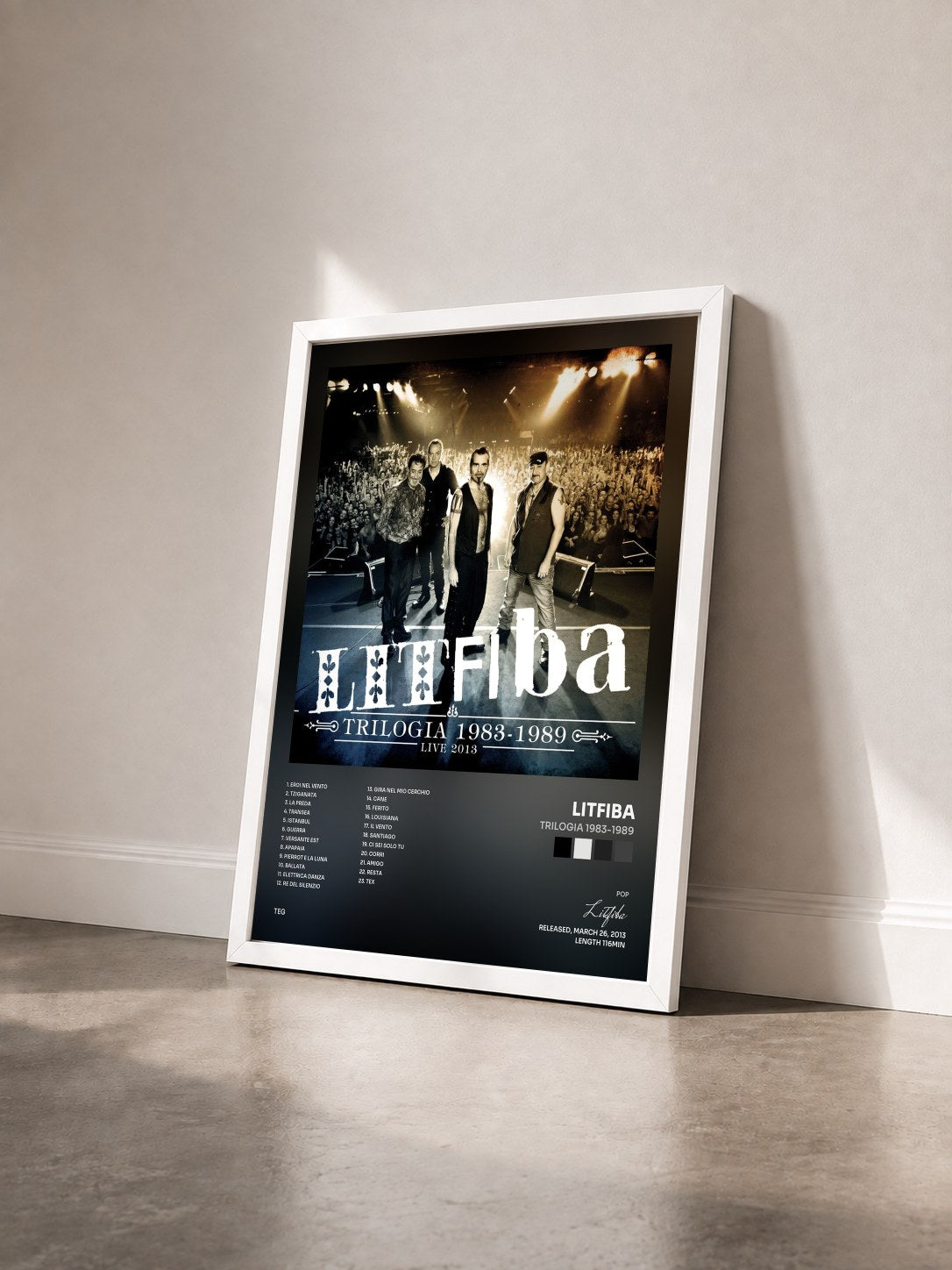 #blanc Tableau de l'album Trilogia 1983-1989 de Litfiba vu de trois quarts, cadre blanc