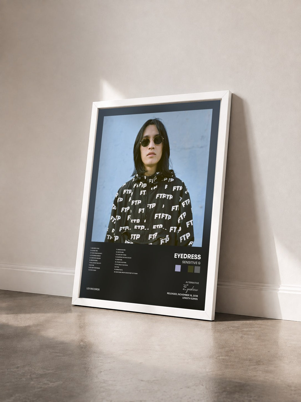 #blanc Tableau de l'album Sensitive G de Eyedress vu de trois quarts, cadre blanc
