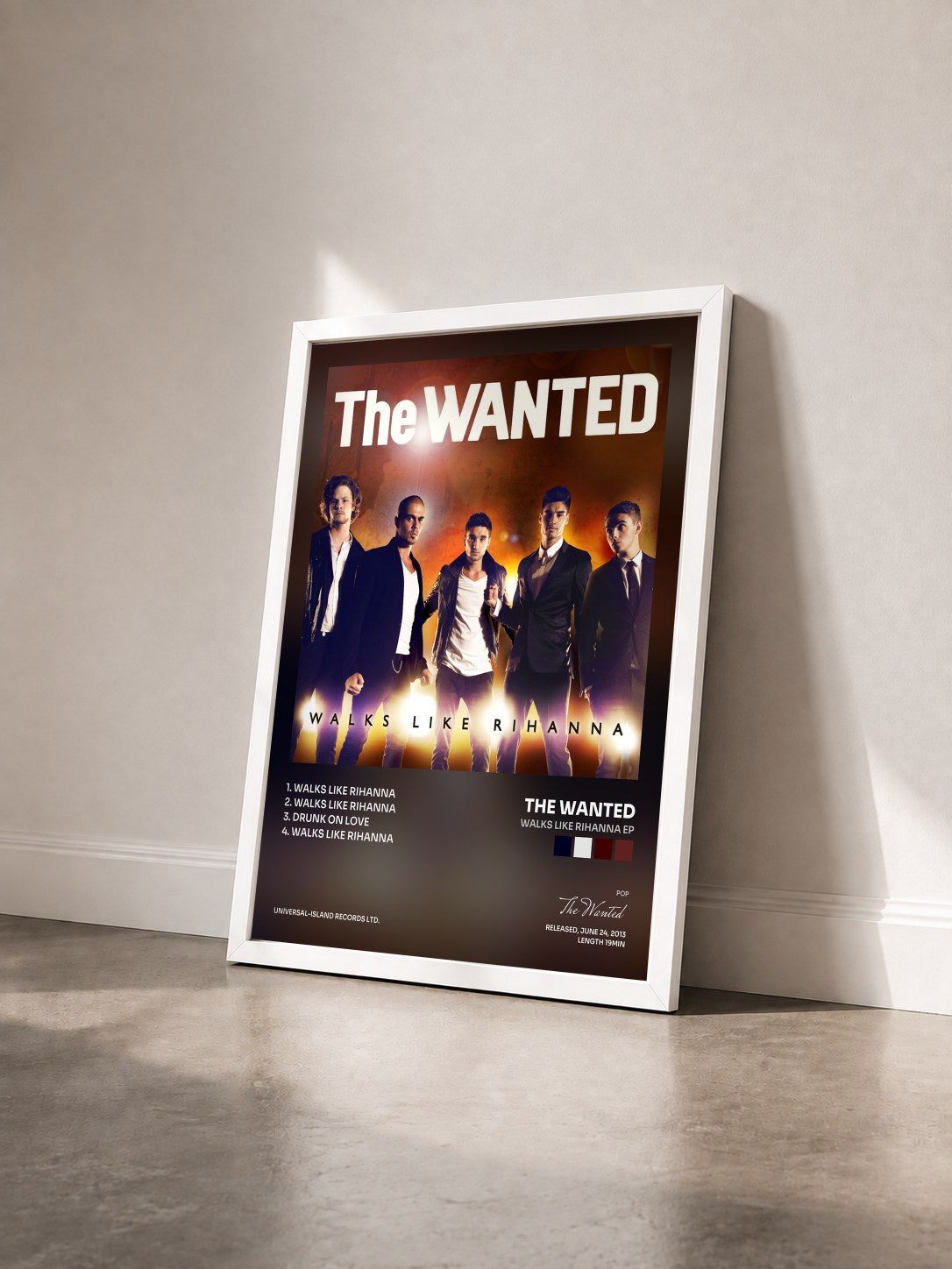 #blanc Tableau de l'album Walks Like Rihanna EP de The Wanted vu de trois quarts, cadre blanc