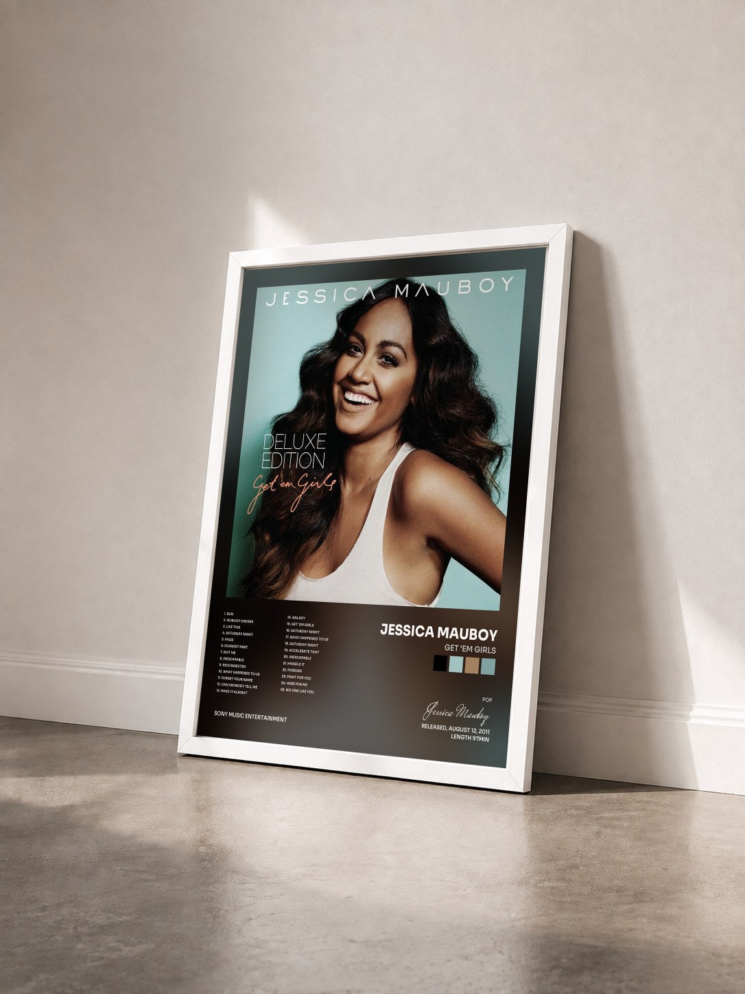 #blanc Tableau de l'album Get 'Em Girls de Jessica Mauboy vu de trois quarts, cadre blanc