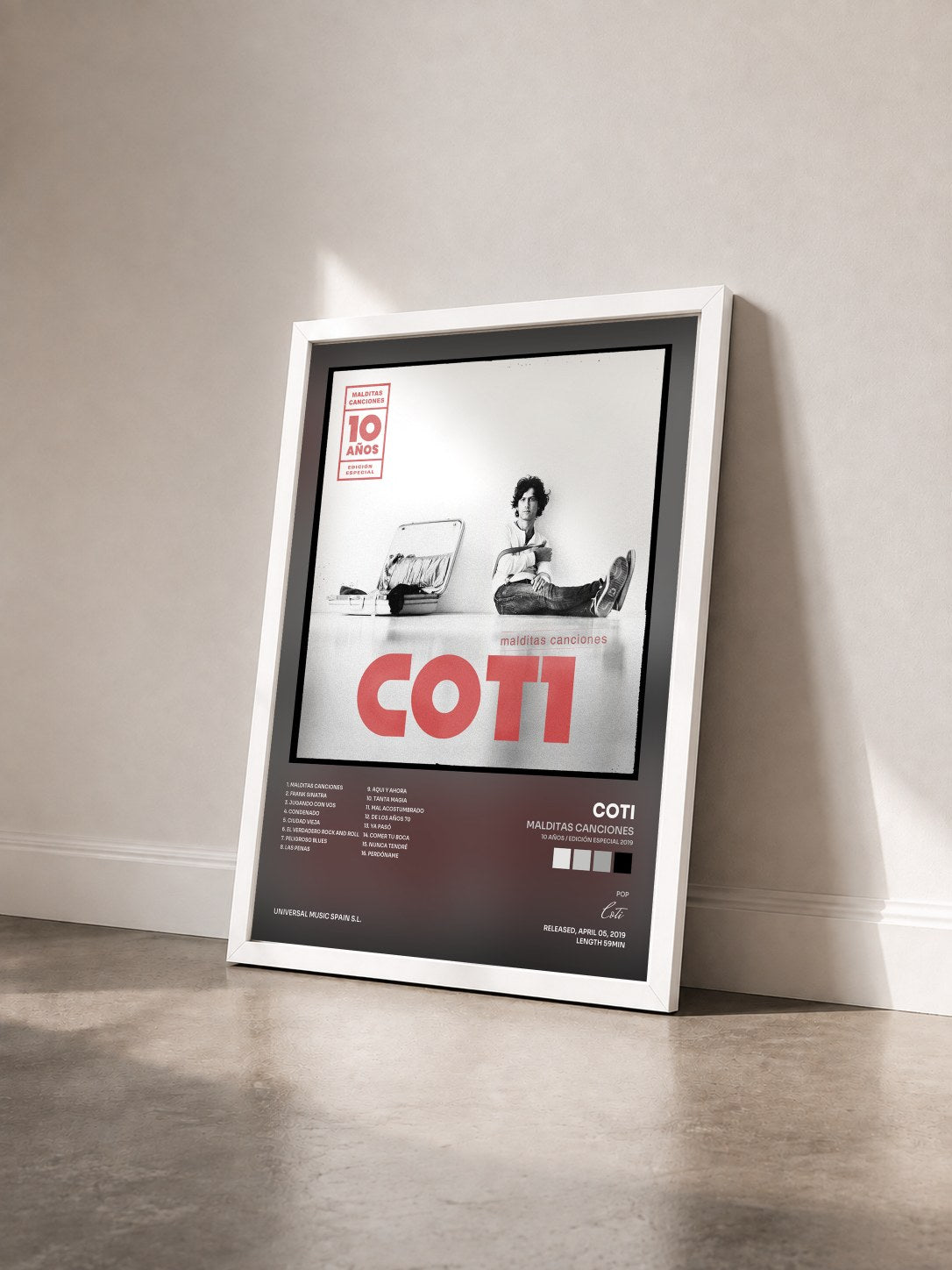 #blanc Tableau de l'album Malditas Canciones (10 Años / Edición Especial 2019) de Coti vu de trois quarts, cadre blanc