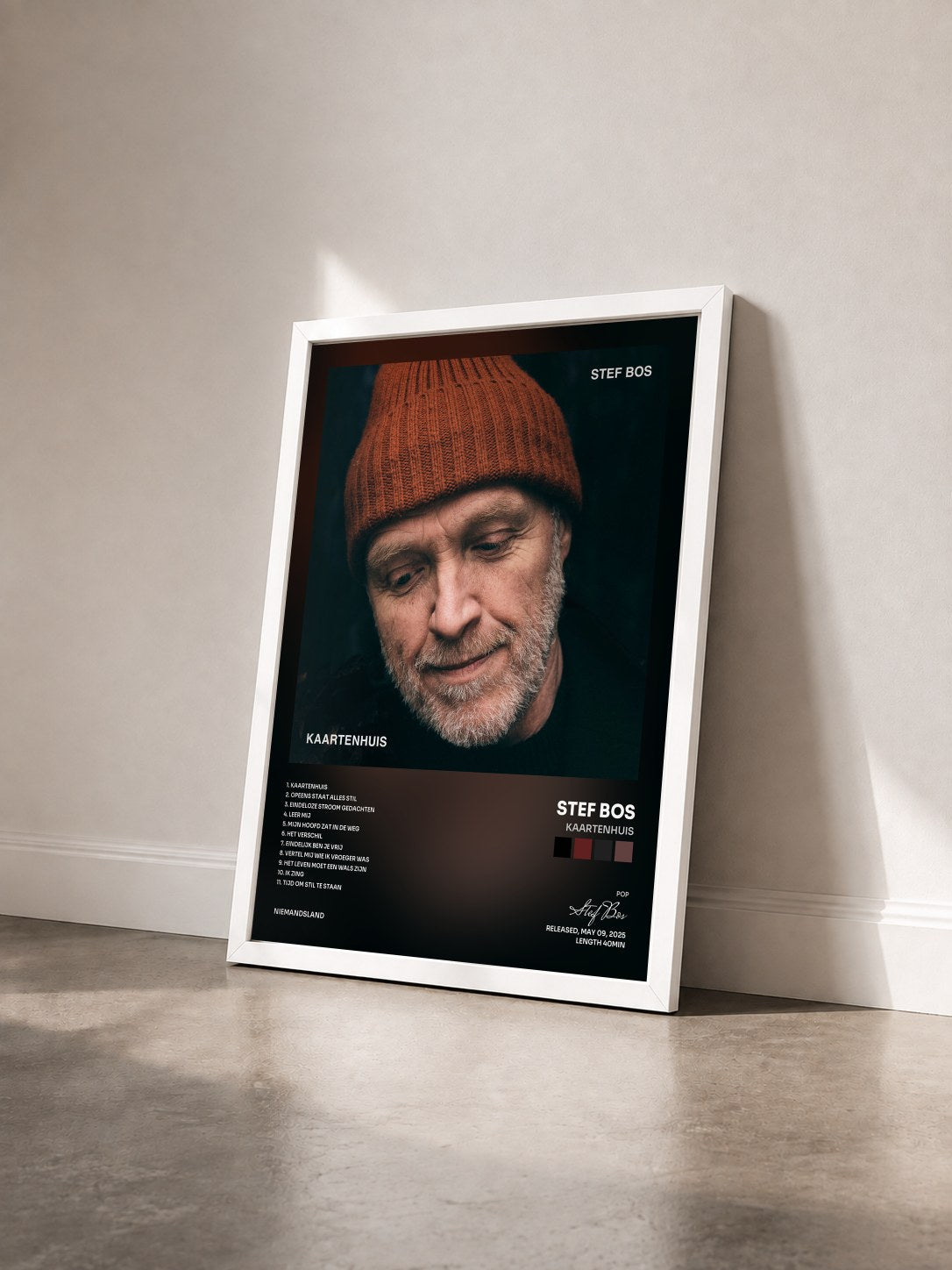 #blanc Tableau de l'album Kaartenhuis de Stef Bos vu de trois quarts, cadre blanc