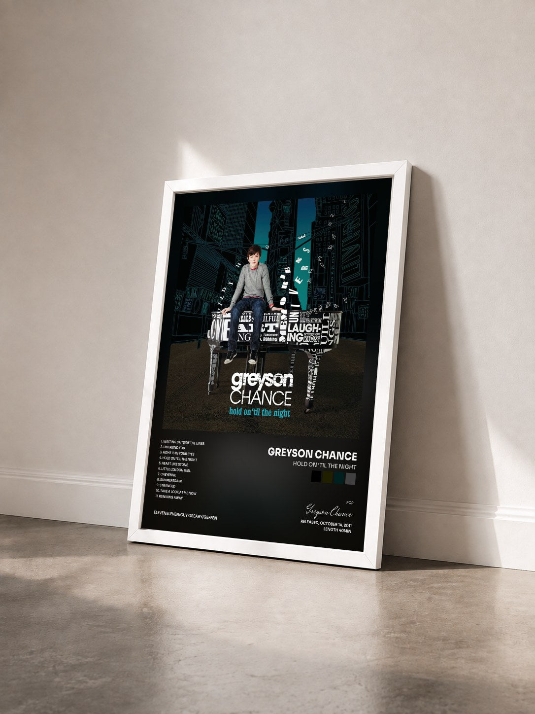 #blanc Tableau de l'album Hold On ‘Til The Night de Greyson Chance vu de trois quarts, cadre blanc