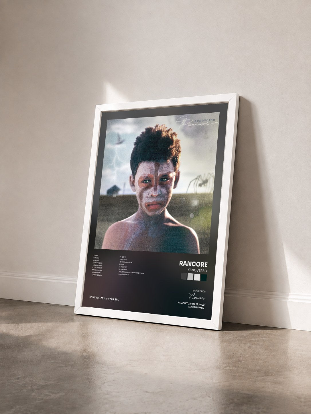 #blanc Tableau de l'album XENOVERSO de Rancore vu de trois quarts, cadre blanc