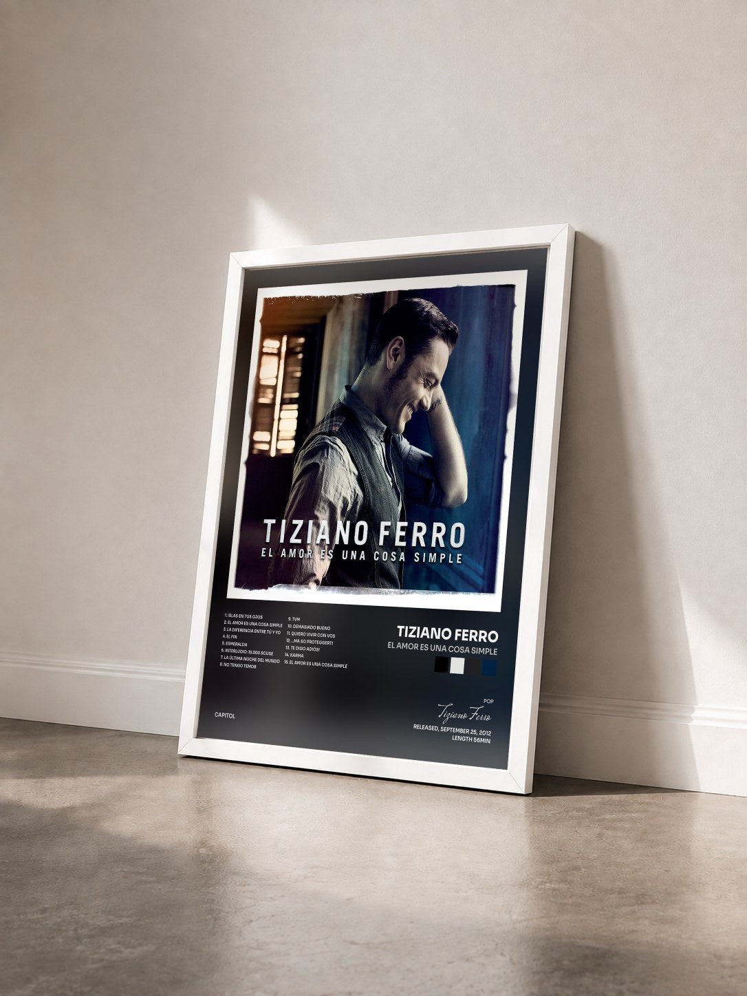 #blanc Tableau de l'album El amor es una cosa simple de Tiziano Ferro vu de trois quarts, cadre blanc
