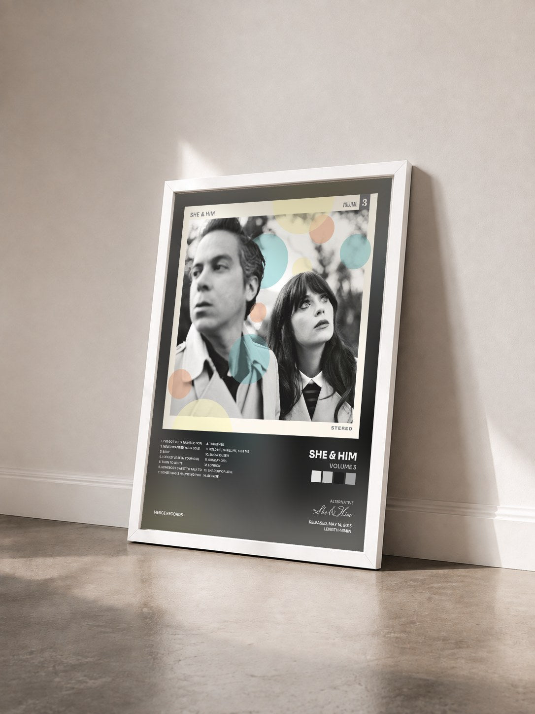 #blanc Tableau de l'album Volume 3 de She & Him vu de trois quarts, cadre blanc
