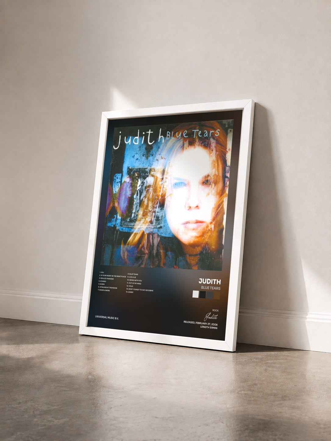 #blanc Tableau de l'album Blue Tears de Judith vu de trois quarts, cadre blanc