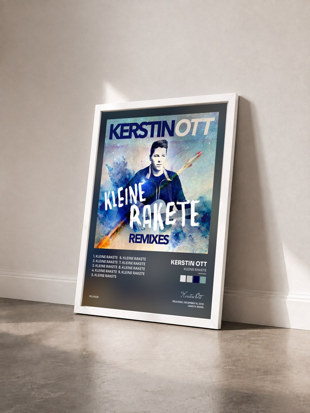 #blanc Tableau de l'album Kleine Rakete (Remixes) de Kerstin Ott vu de trois quarts, cadre blanc