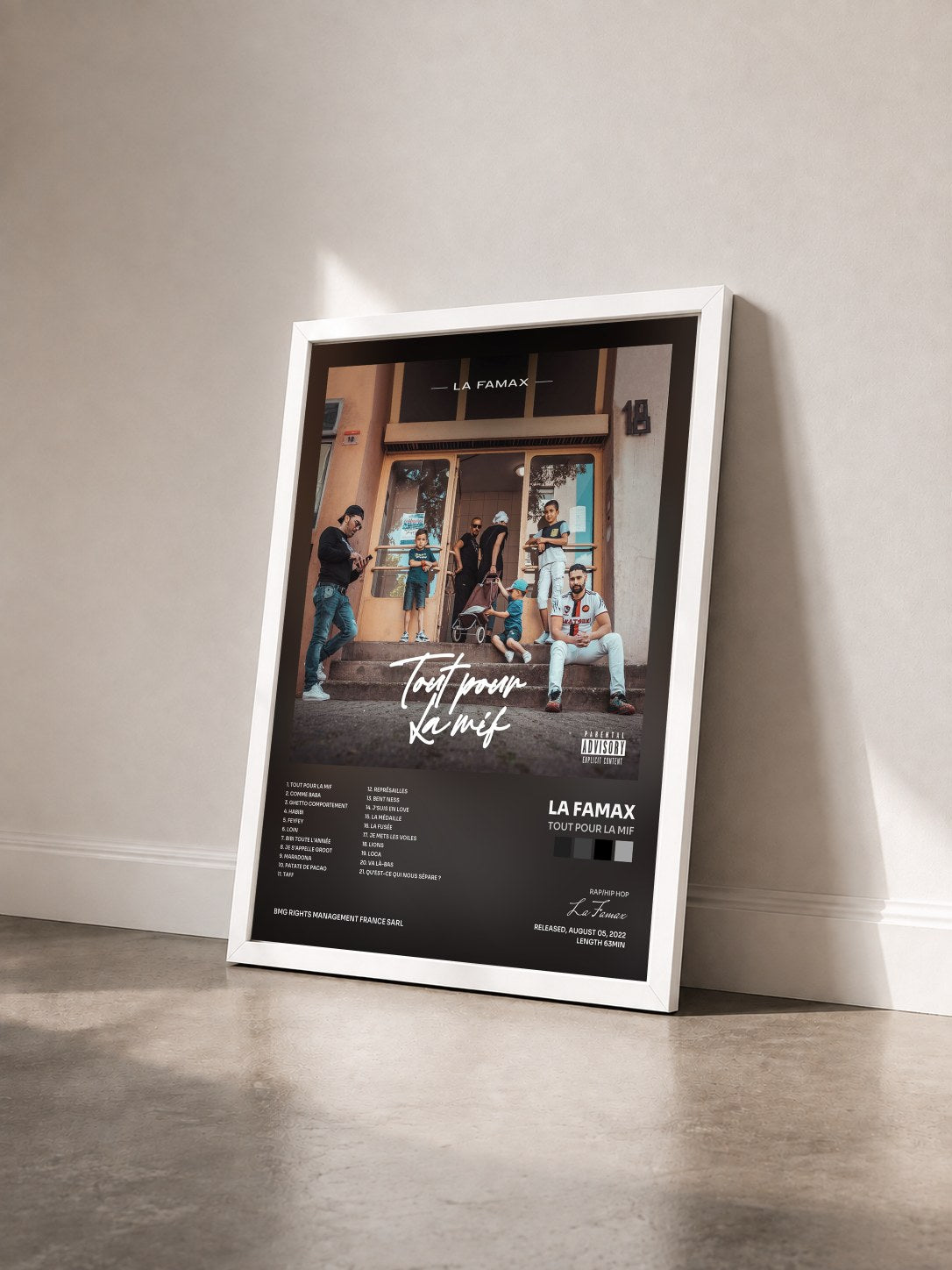 #blanc Tableau de l'album Tout pour la mif de La Famax vu de trois quarts, cadre blanc