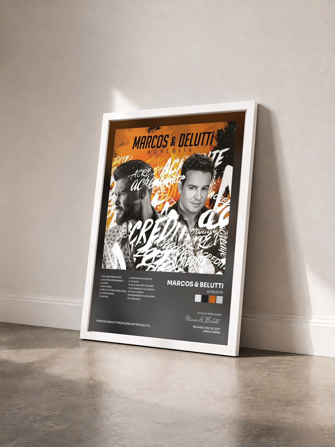 #blanc Tableau de l'album Acredite de Marcos & Belutti vu de trois quarts, cadre blanc
