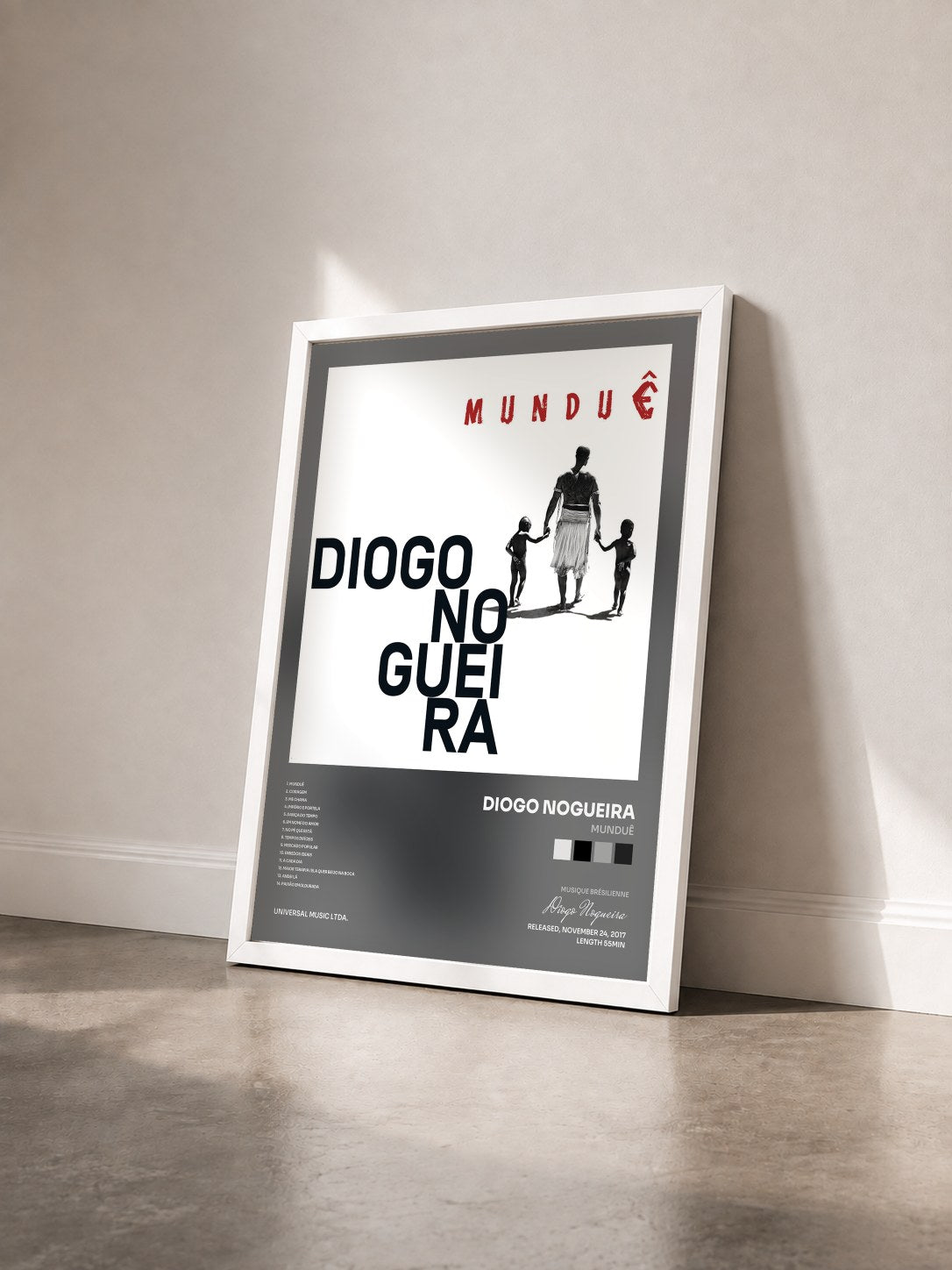 #blanc Tableau de l'album Munduê de Diogo Nogueira vu de trois quarts, cadre blanc