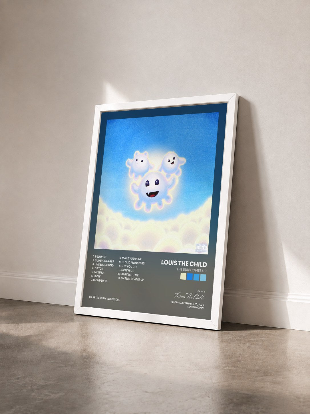 #blanc Tableau de l'album The Sun Comes Up de Louis The Child vu de trois quarts, cadre blanc
